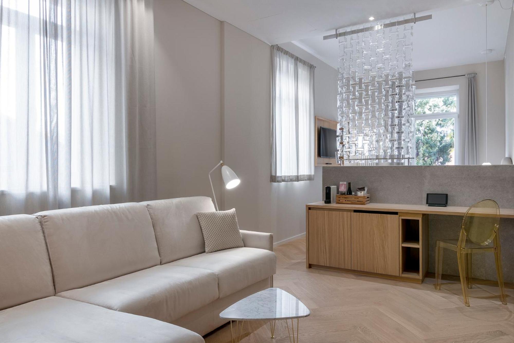 Design Suite with Balcony and Bathtub - Photo 7
