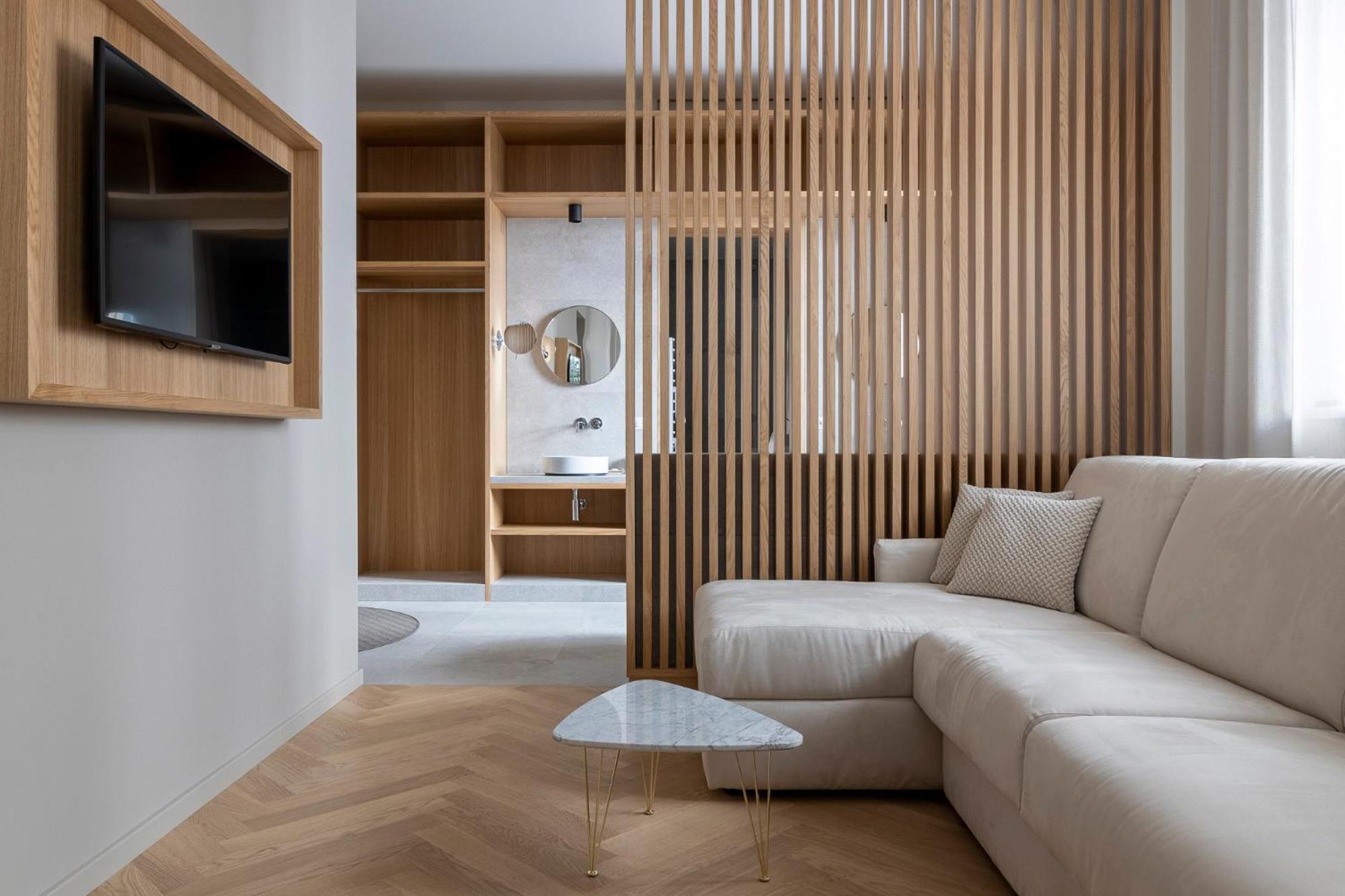 Design Suite with Balcony and Bathtub - Photo 3