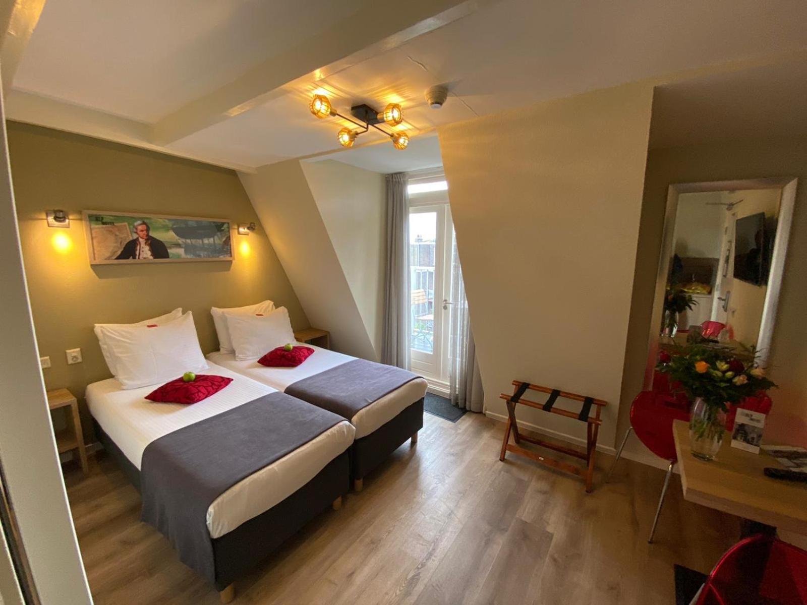 Twin Room with Spa Bath, Balcony and Garden View photo 1
