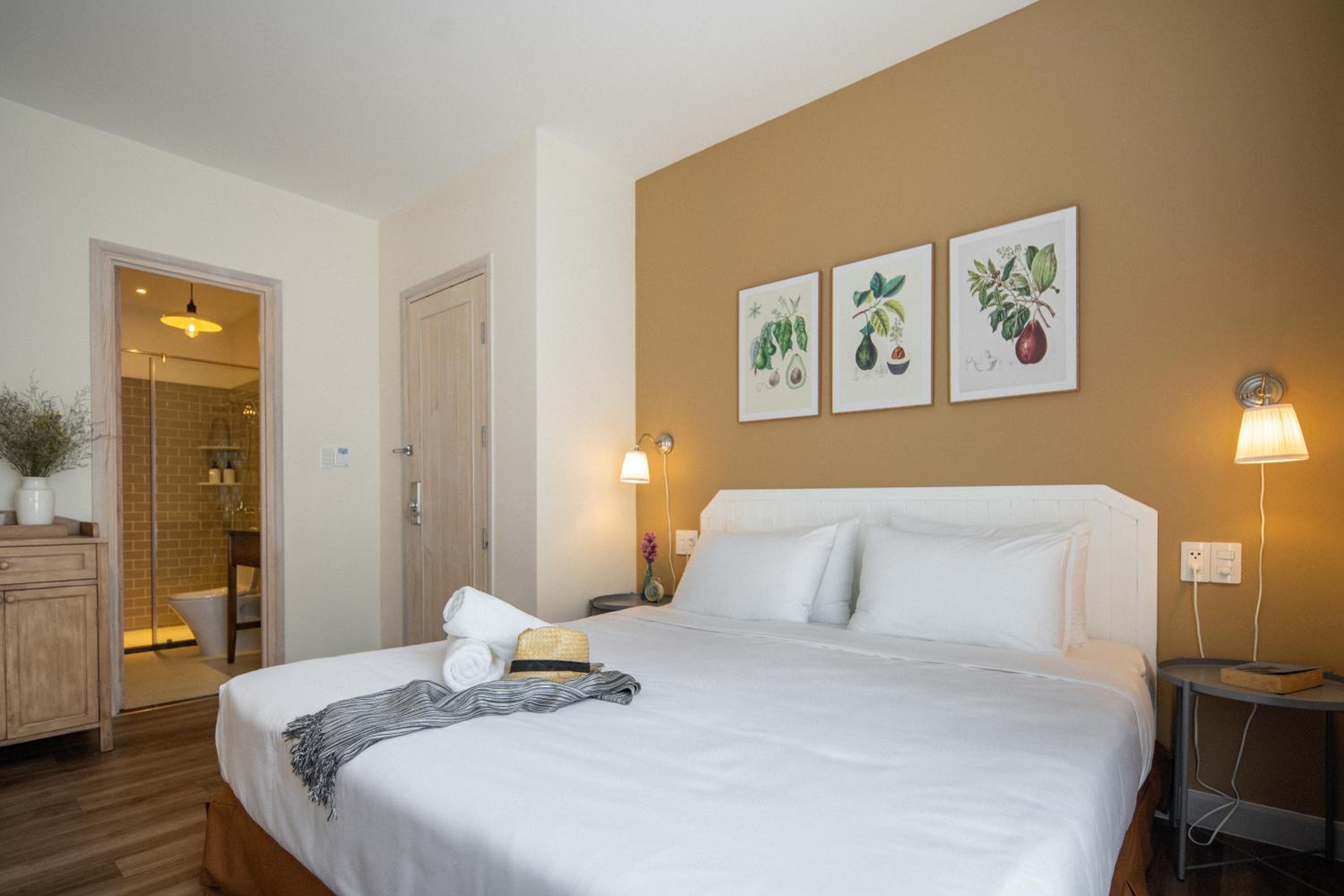 Deluxe King Room - Photo 6