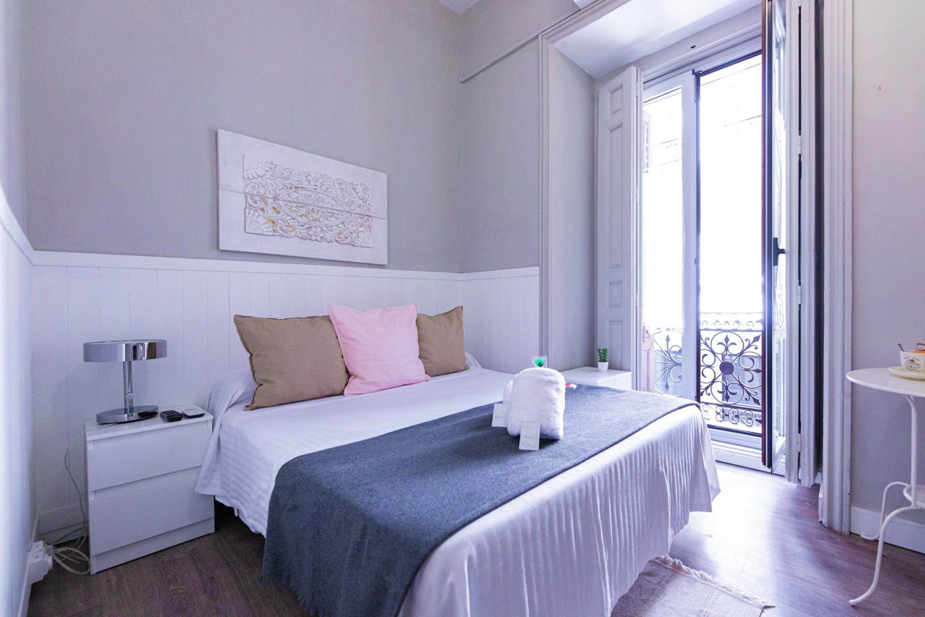 Double Room with Balcony - Photo 8