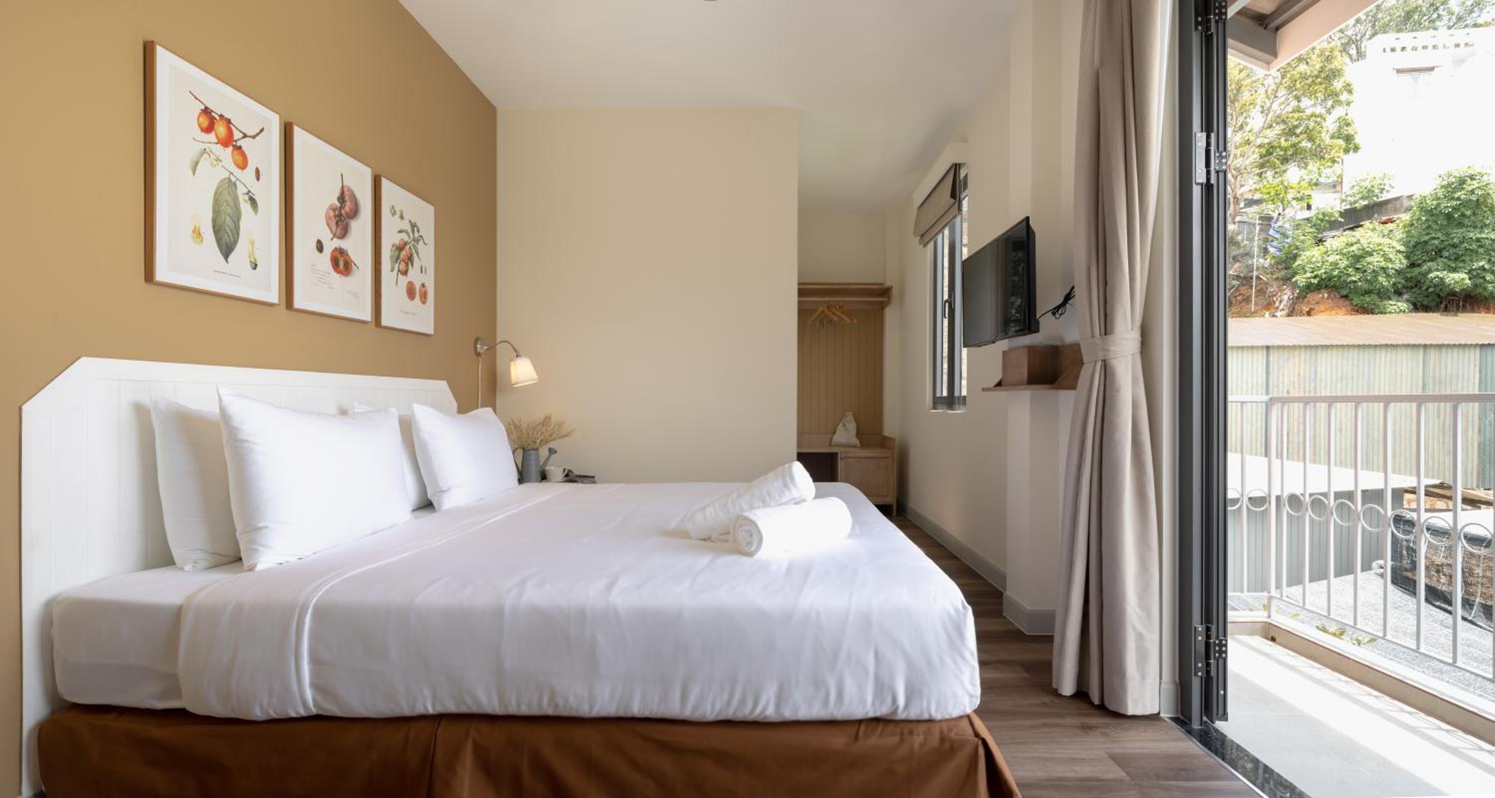 King Room with Balcony - Photo 1