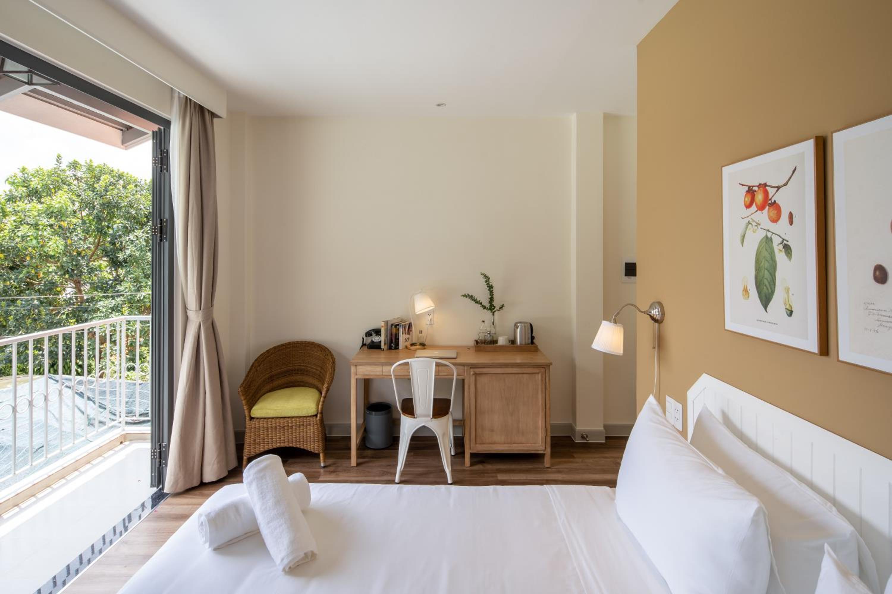 King Room with Balcony - Photo 4