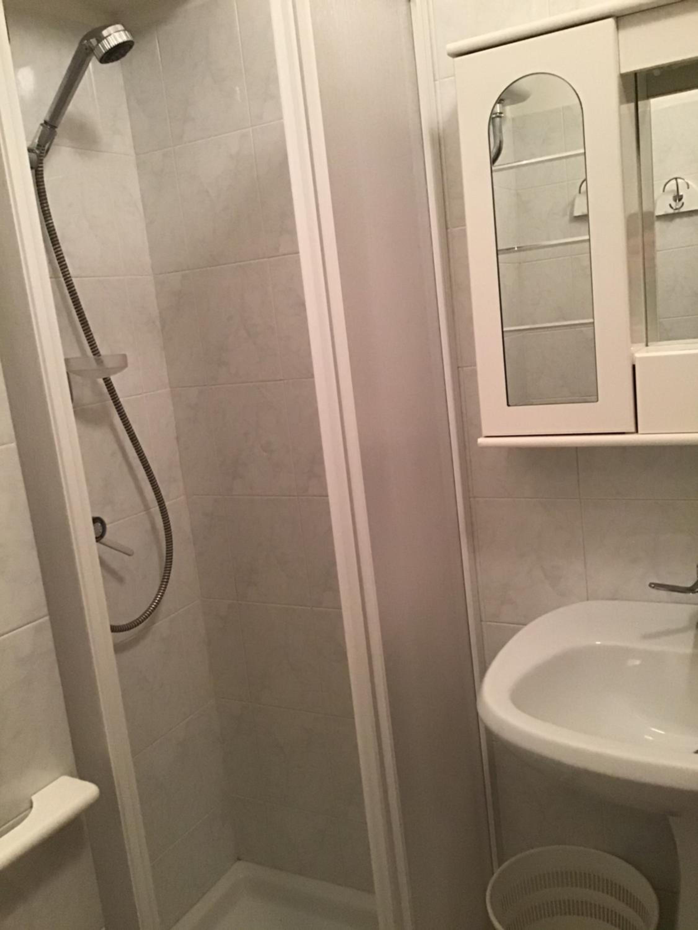 Double or Twin Room - Photo 8