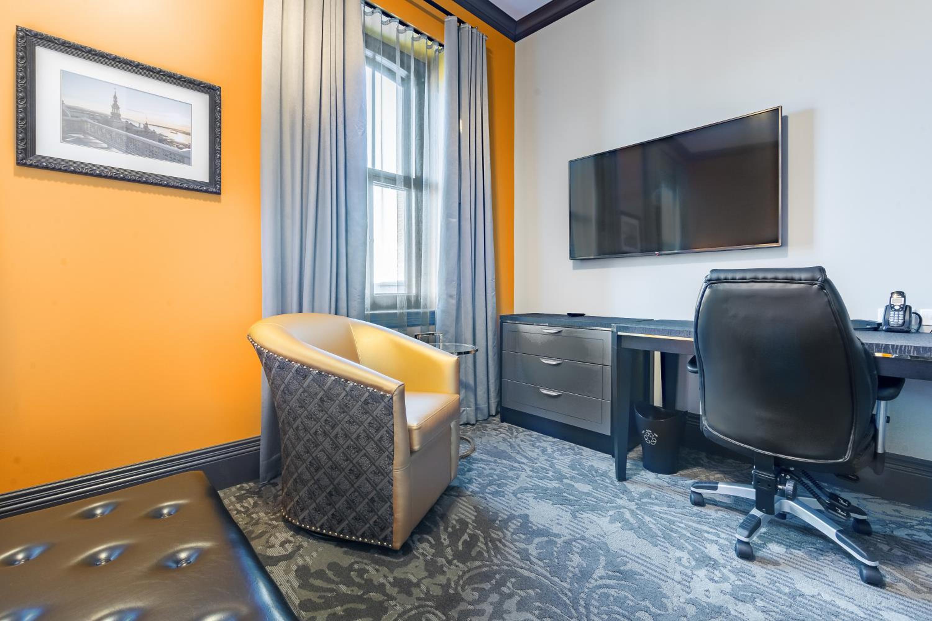 Corporate Queen Room