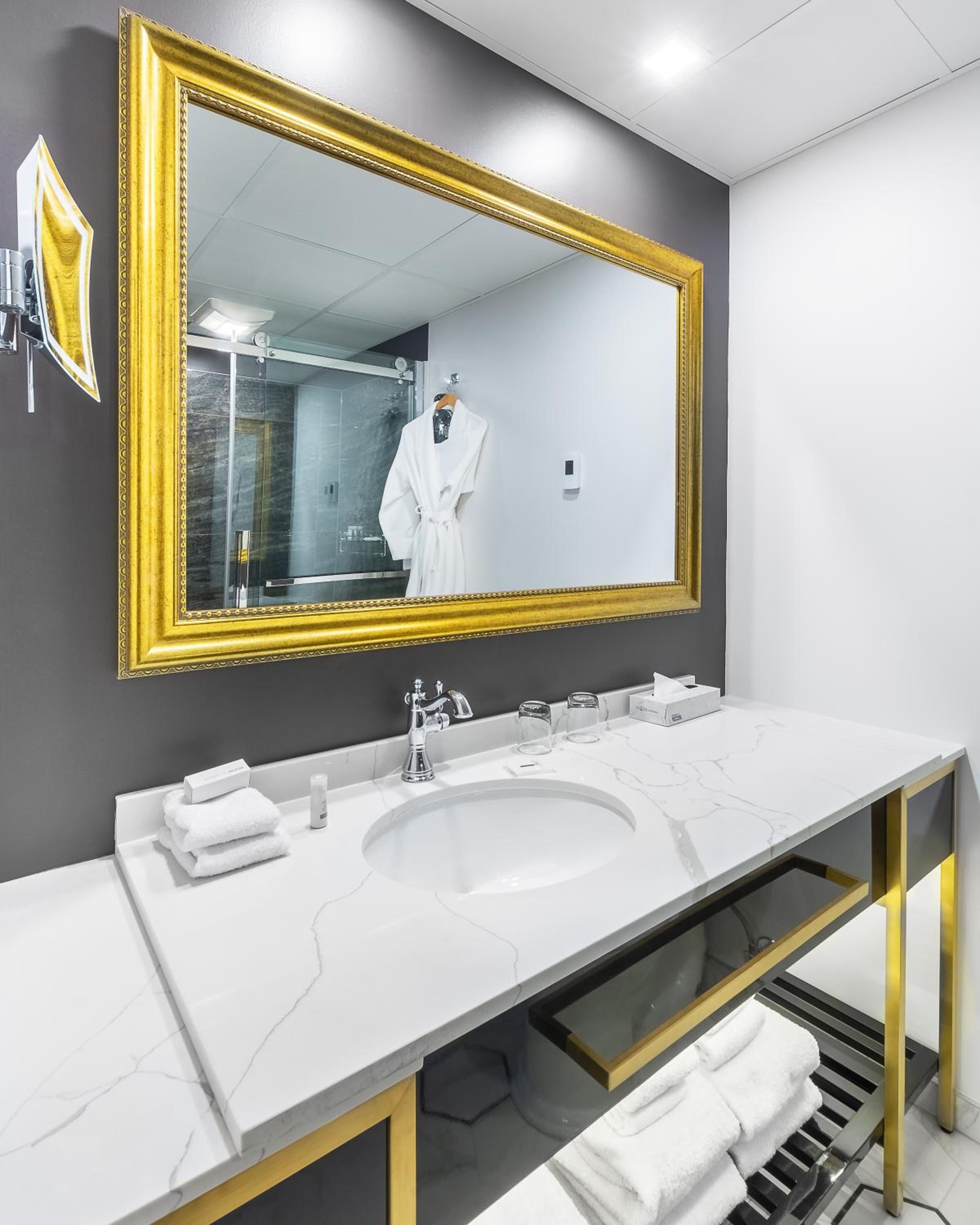 Executive King Room thumbnail 6