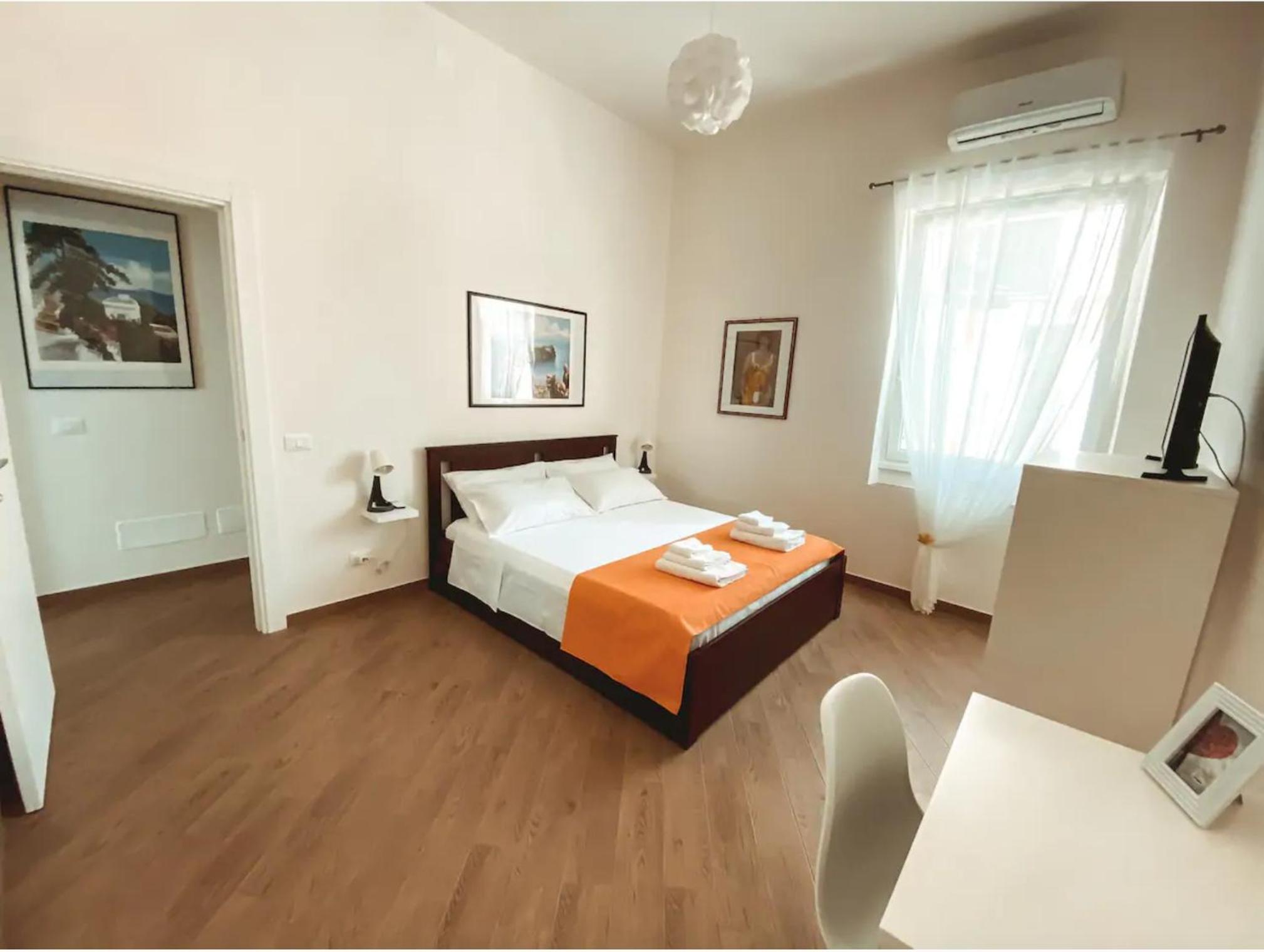 Double Room with Private External Bathroom - Photo 9