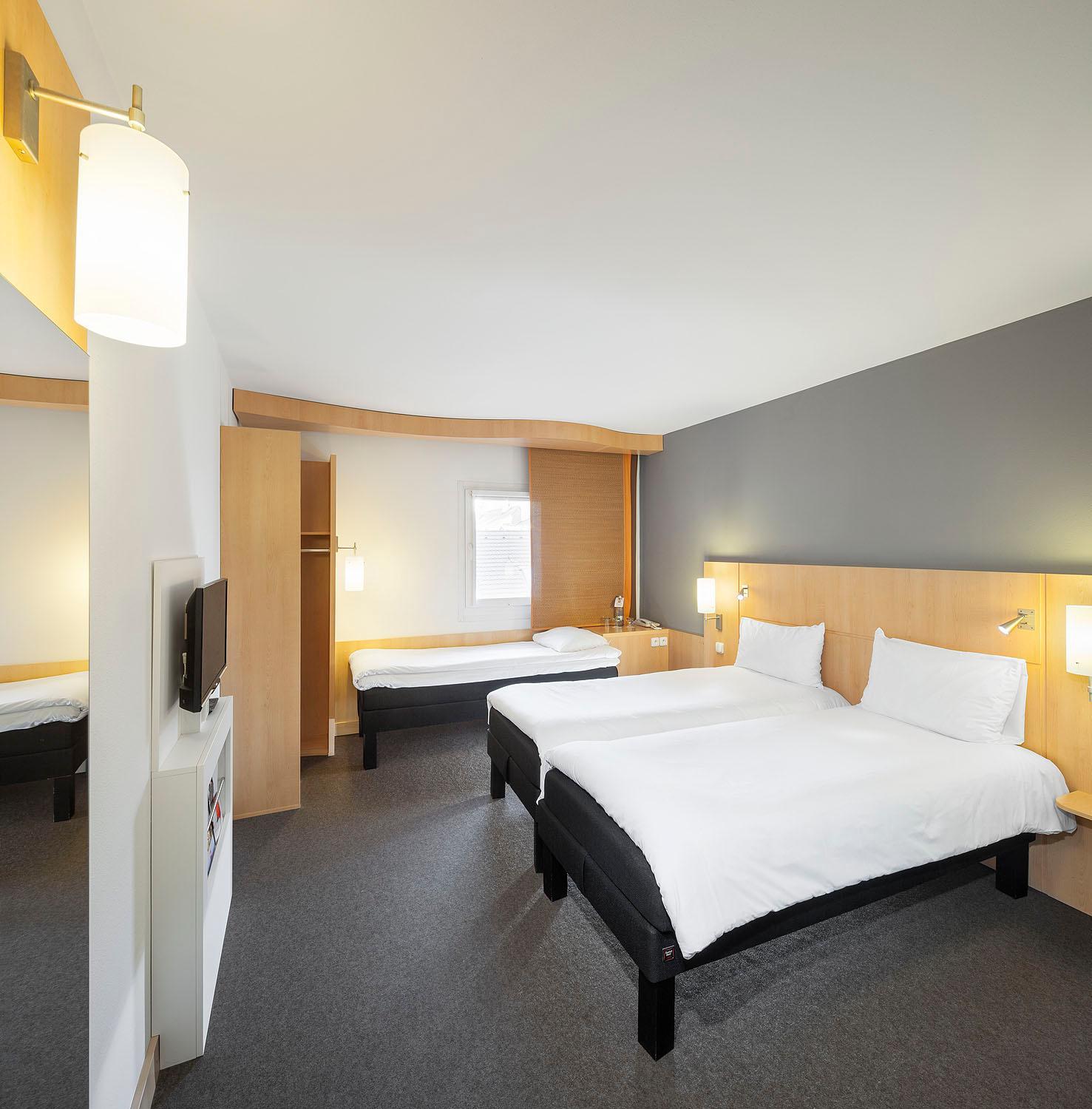 Standard Room With Three Single Beds - Photo 4