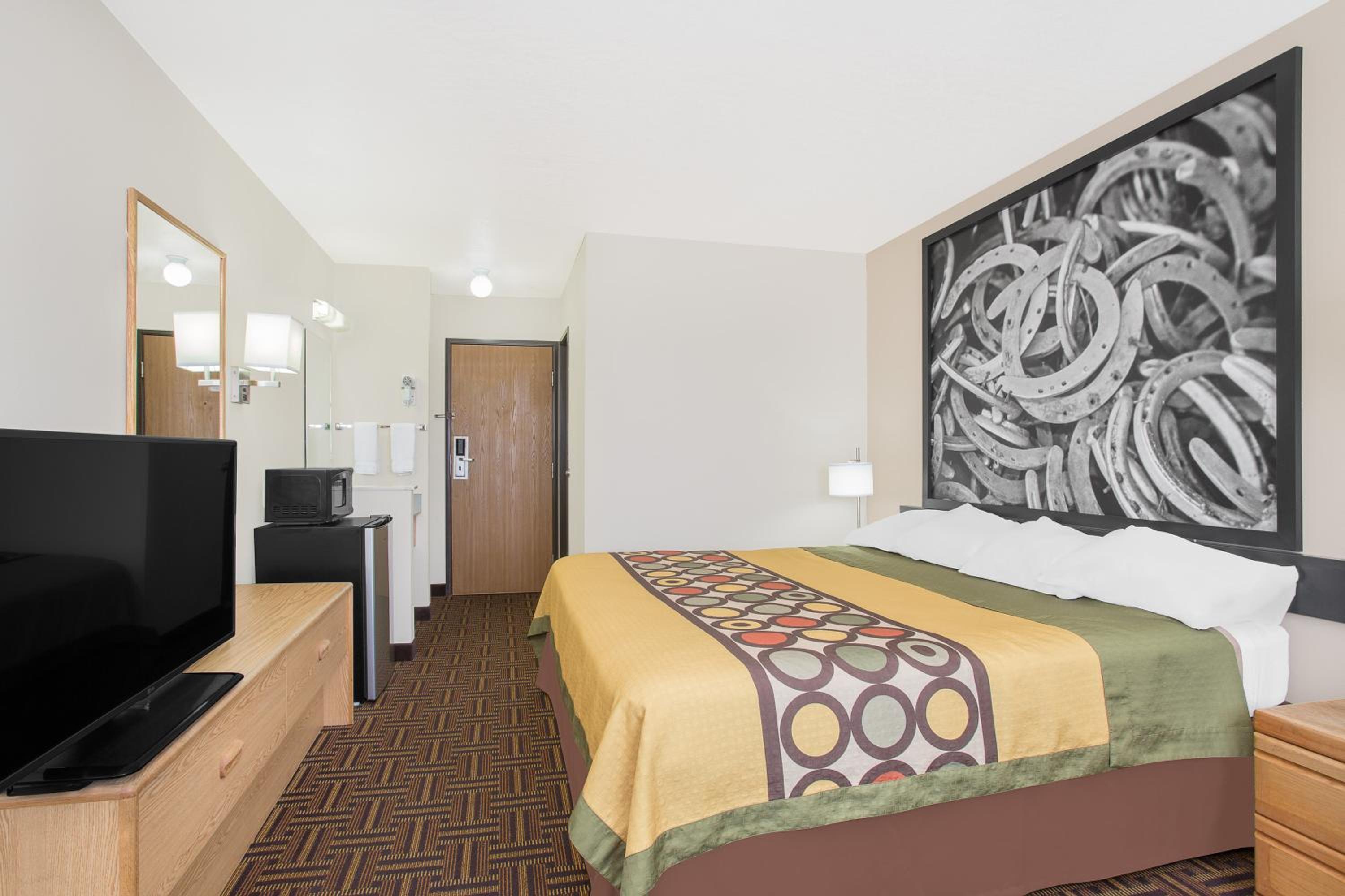 King Room - Non-Smoking - Photo 2