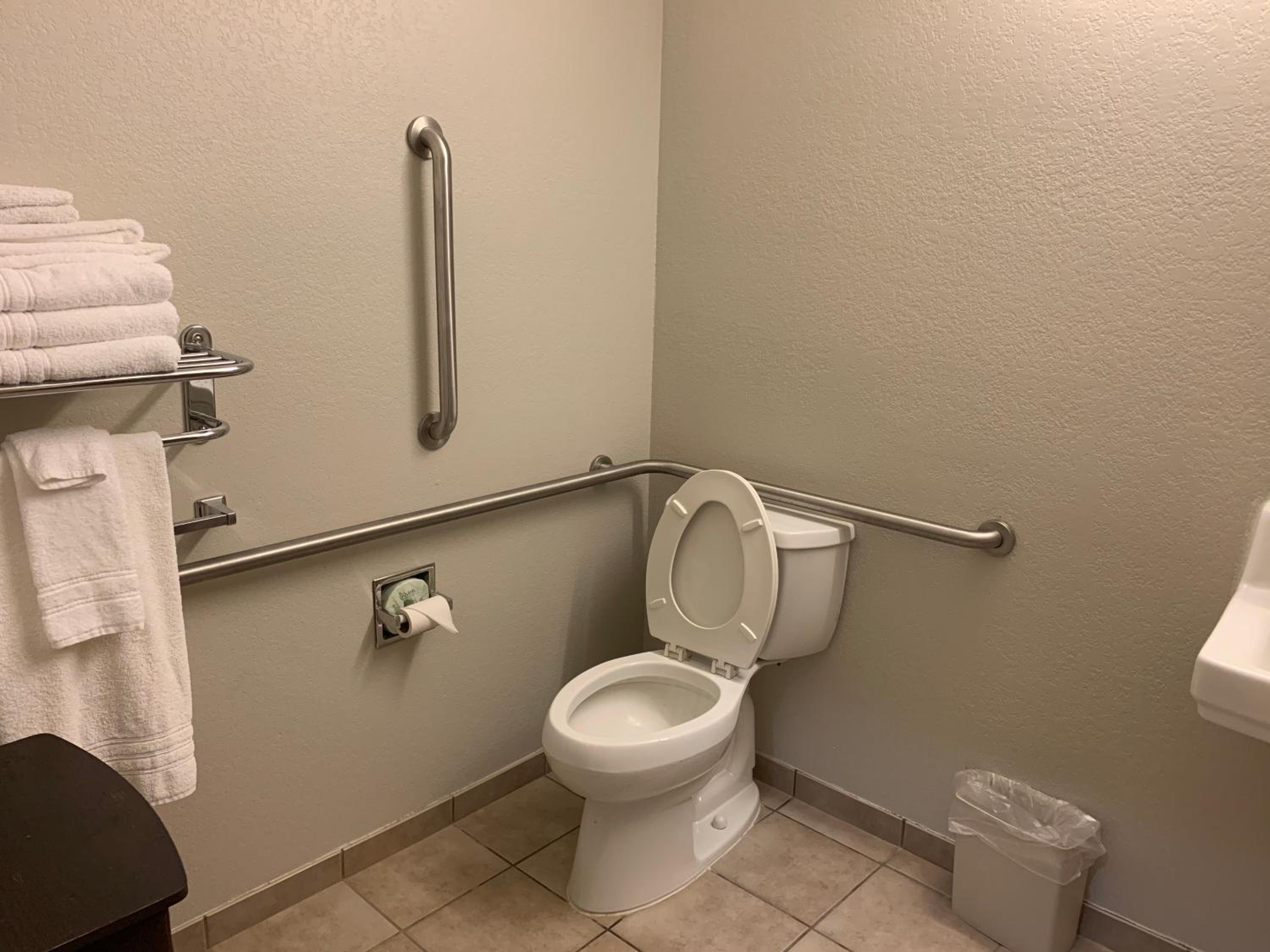 Queen Room with Two Queen Beds - Disability Access/Non-Smoking - Photo 5