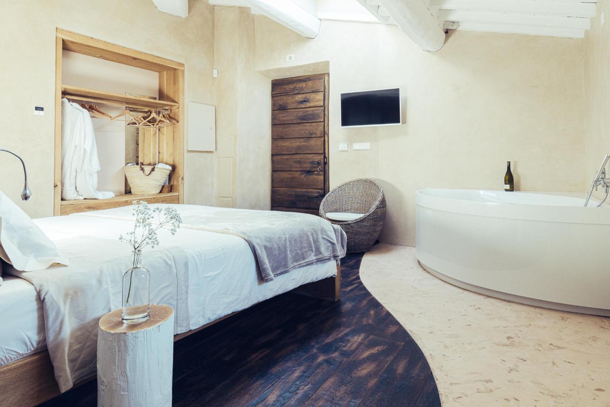 Deluxe Double Room with Bath - Photo 5