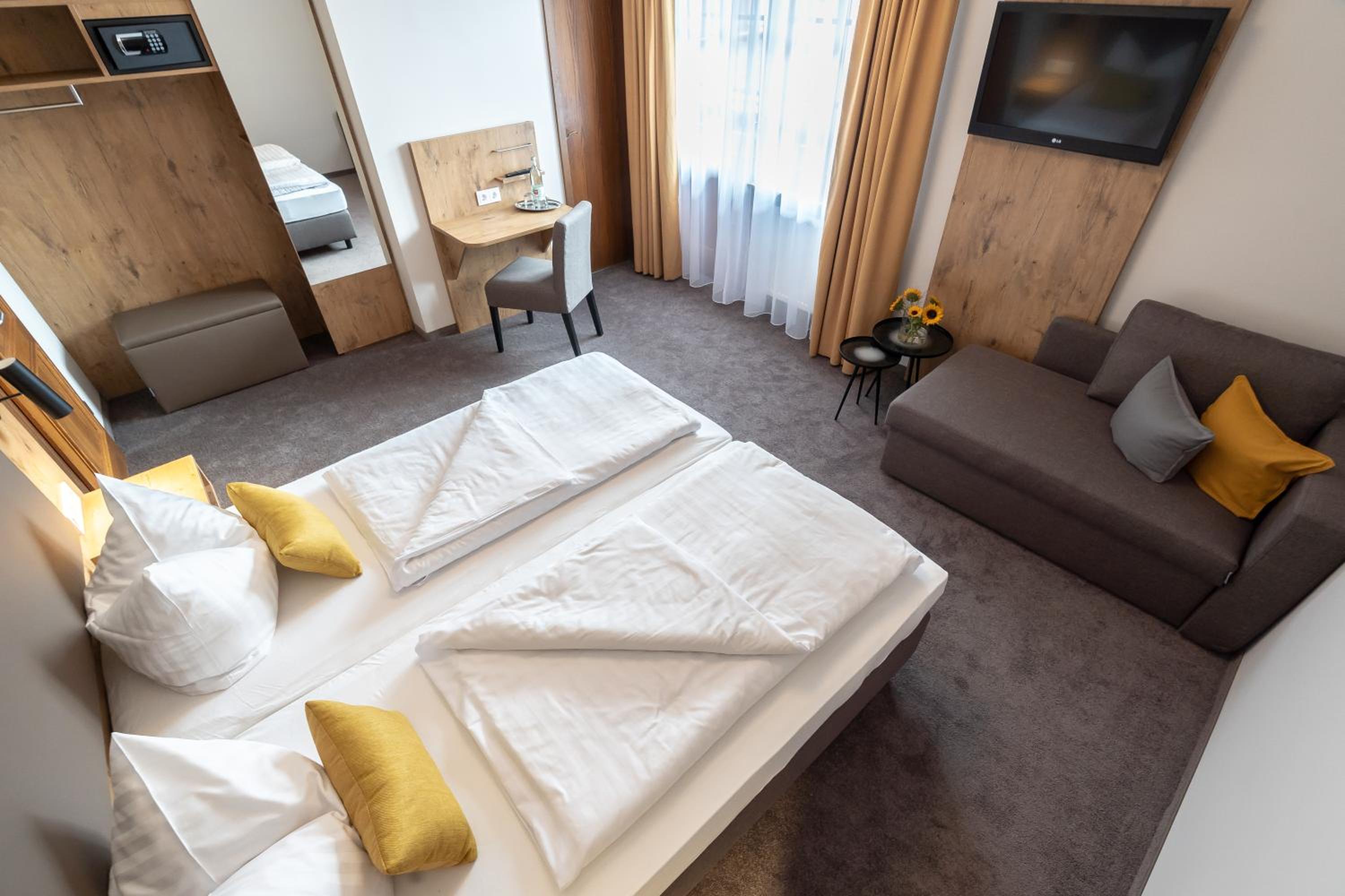Double Room with Balcony - Photo 3