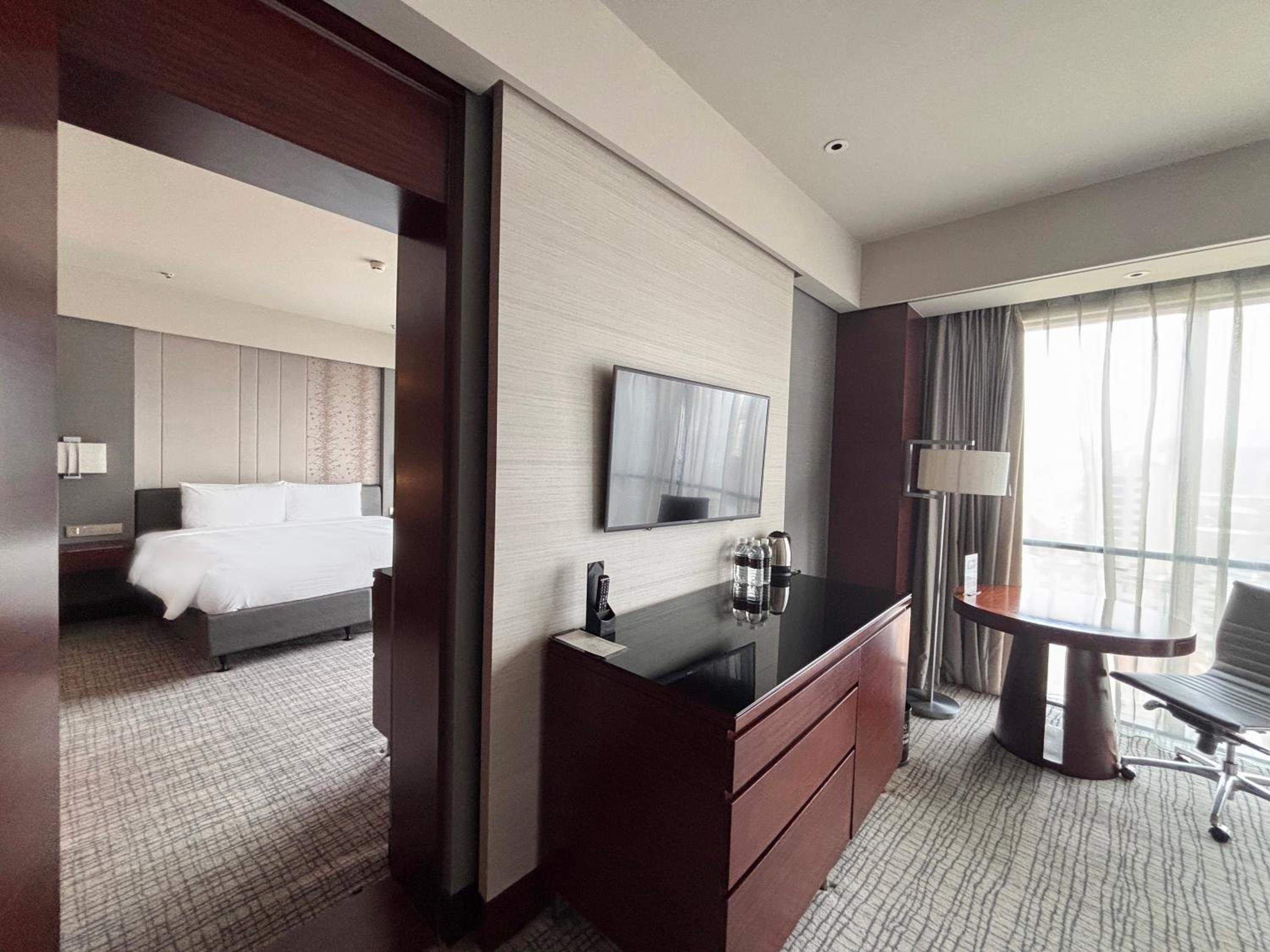 Family Connecting Room(1 double + 1 twins)