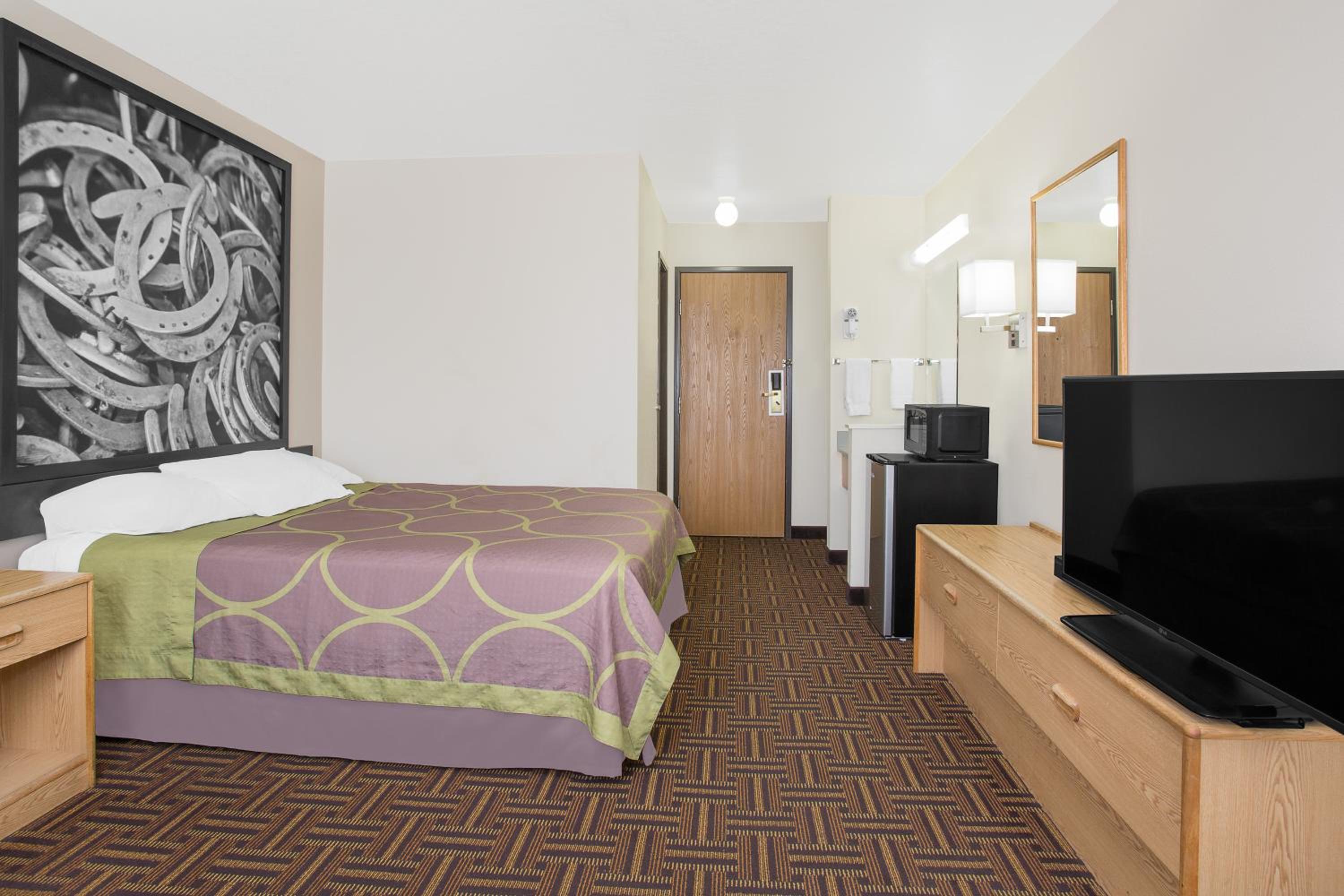 Queen Room - Non-Smoking - Photo 1