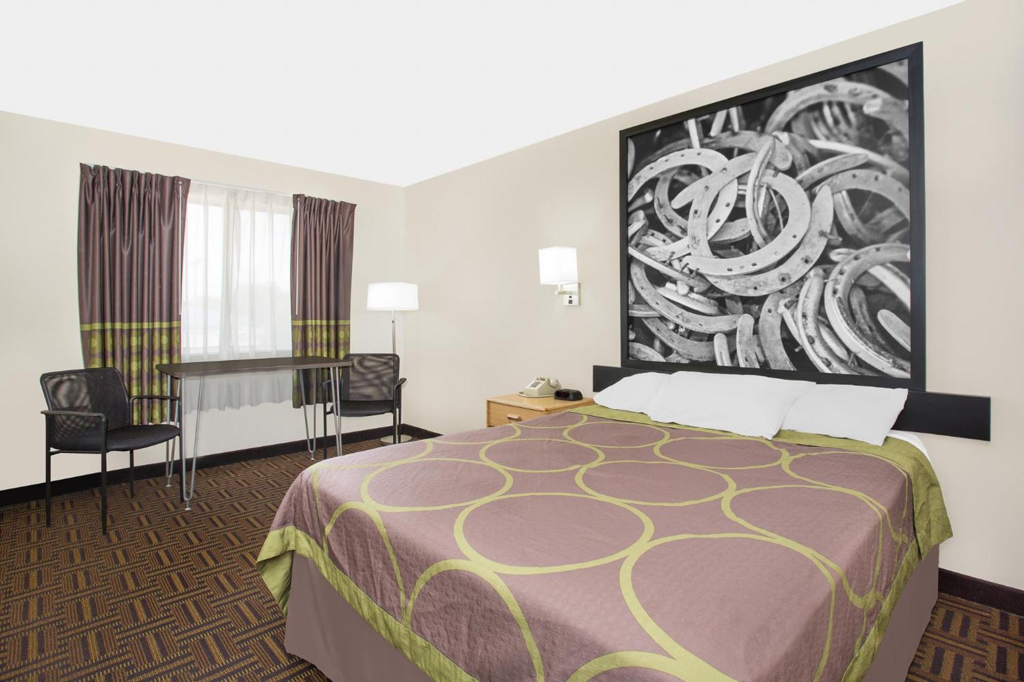 Queen Room - Non-Smoking - Photo 6