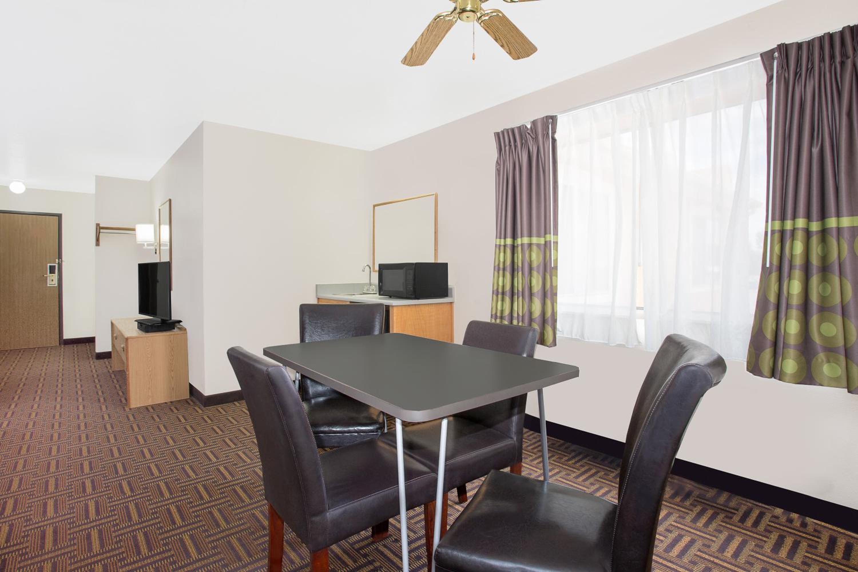 Queen Room with Three Queen Beds - Non-Smoking - Photo 1