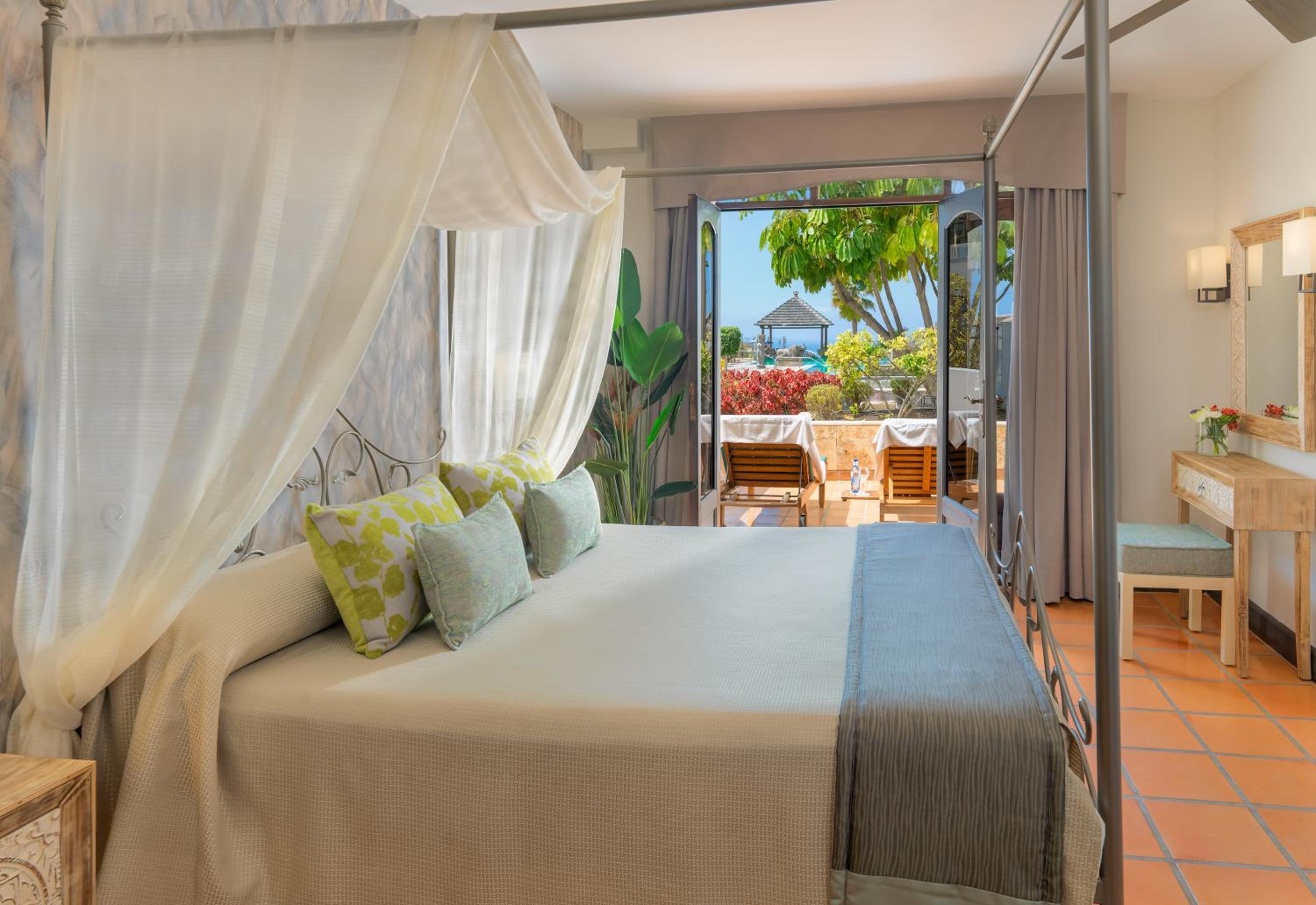 Two-Bedroom Apartment Suite with Pool Access (2 Adults + 3 Children) - Photo 1