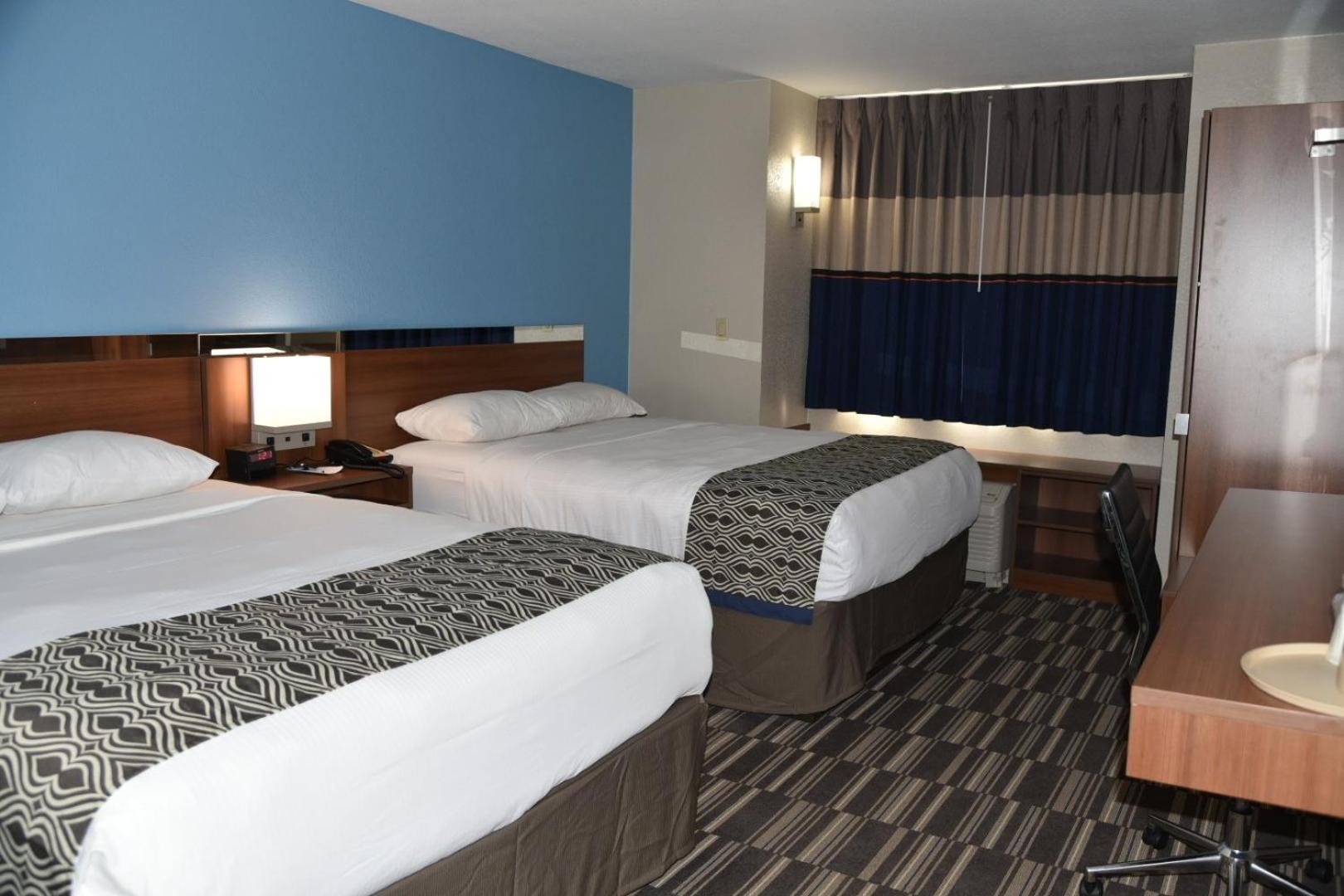 Queen Room with Two Queen Beds - Non-Smoking - Photo 4
