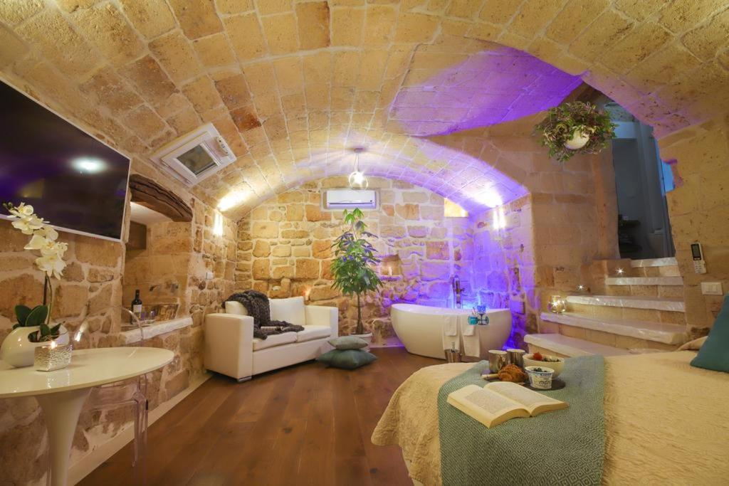 One-Bedroom Apartment - Photo 1