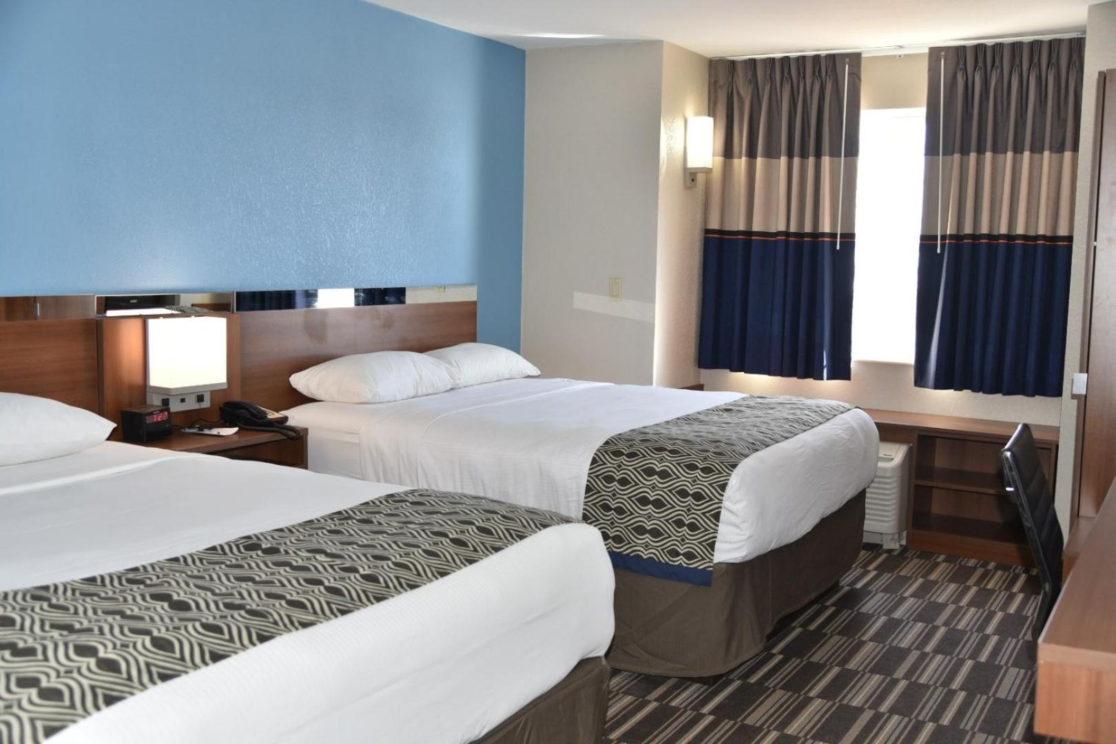 Queen Room with Two Queen Beds - Non-Smoking - Photo 2