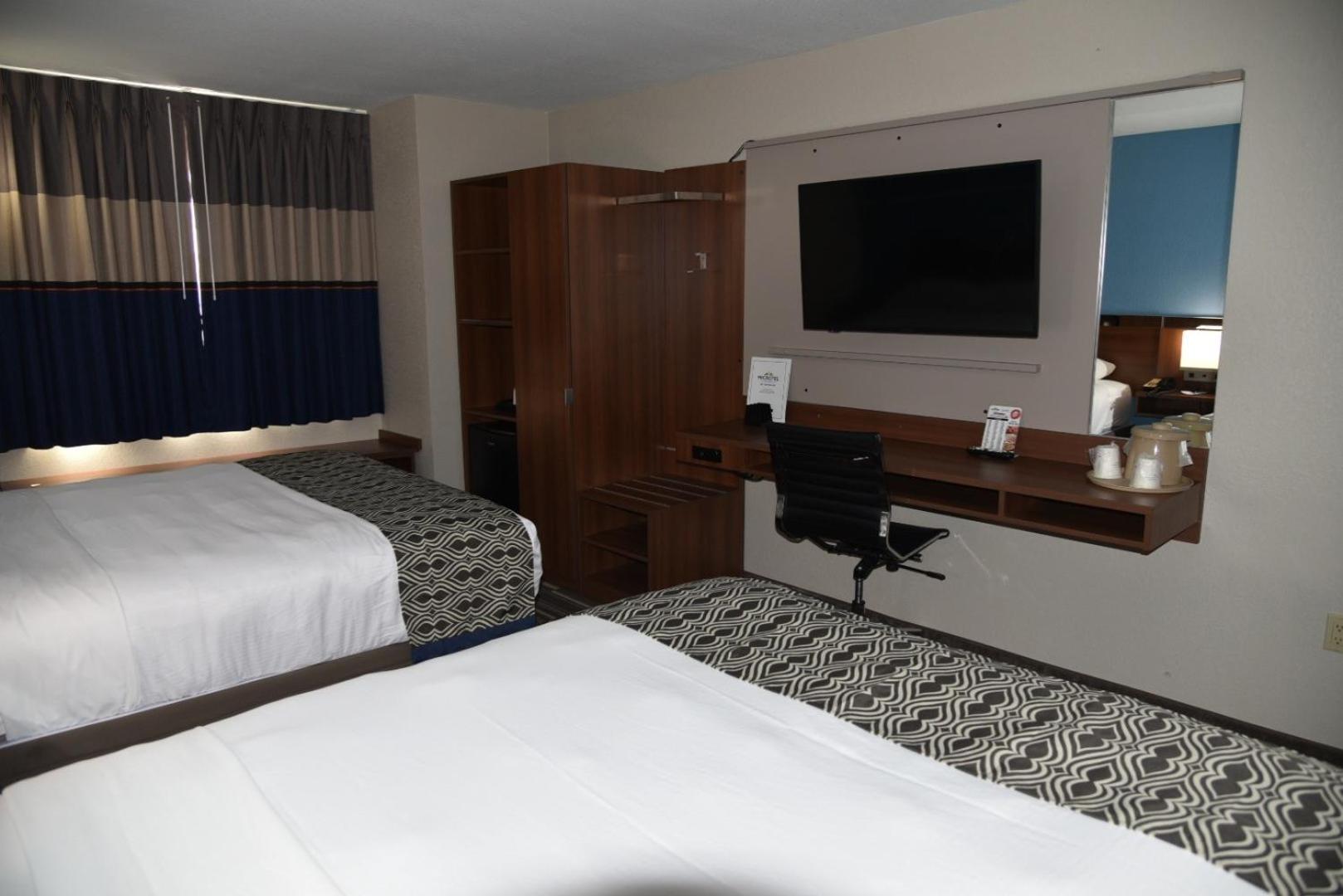 Queen Room with Two Queen Beds - Non-Smoking - Photo 1