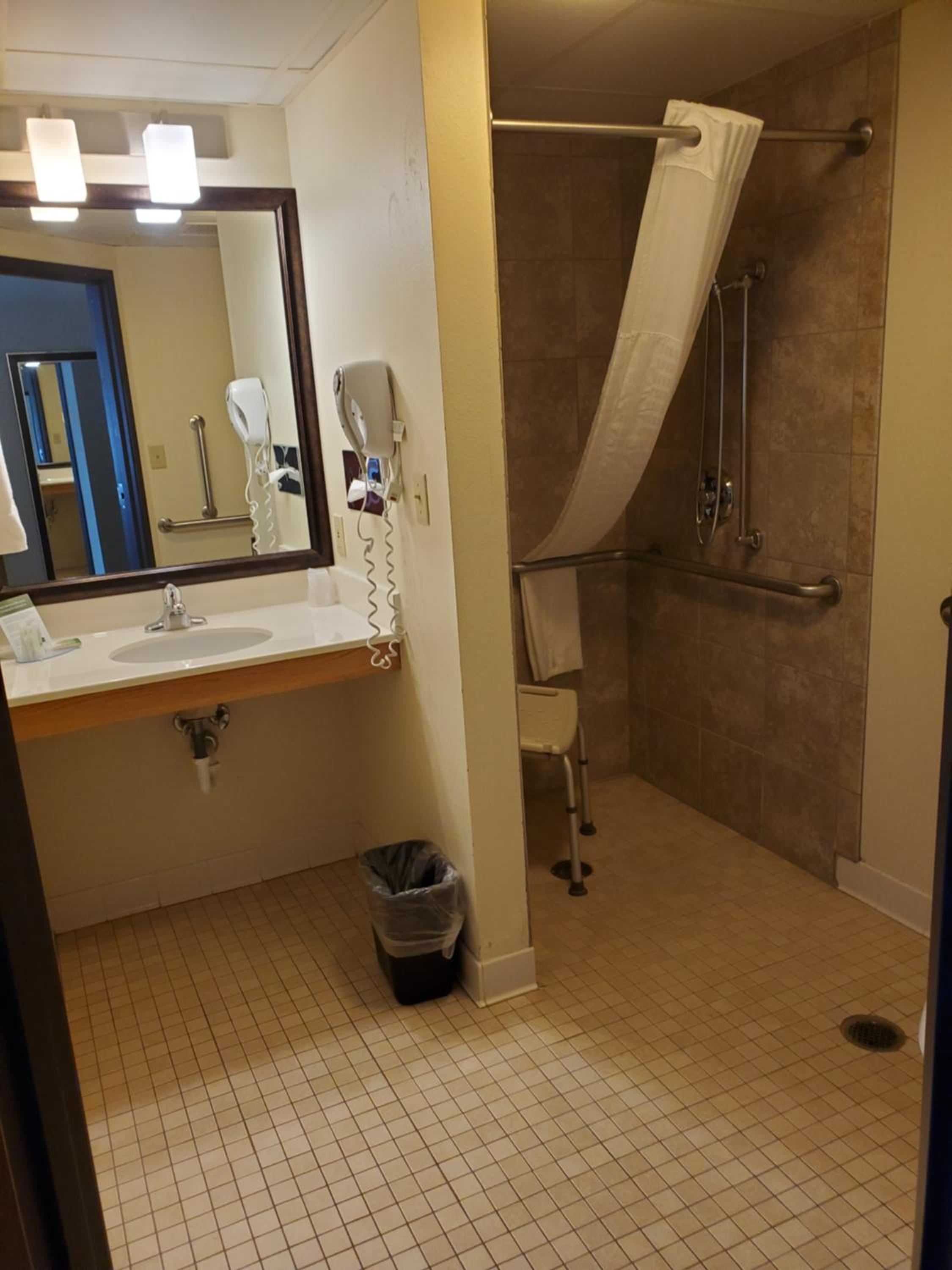 Single Room - Disability Access photo 3