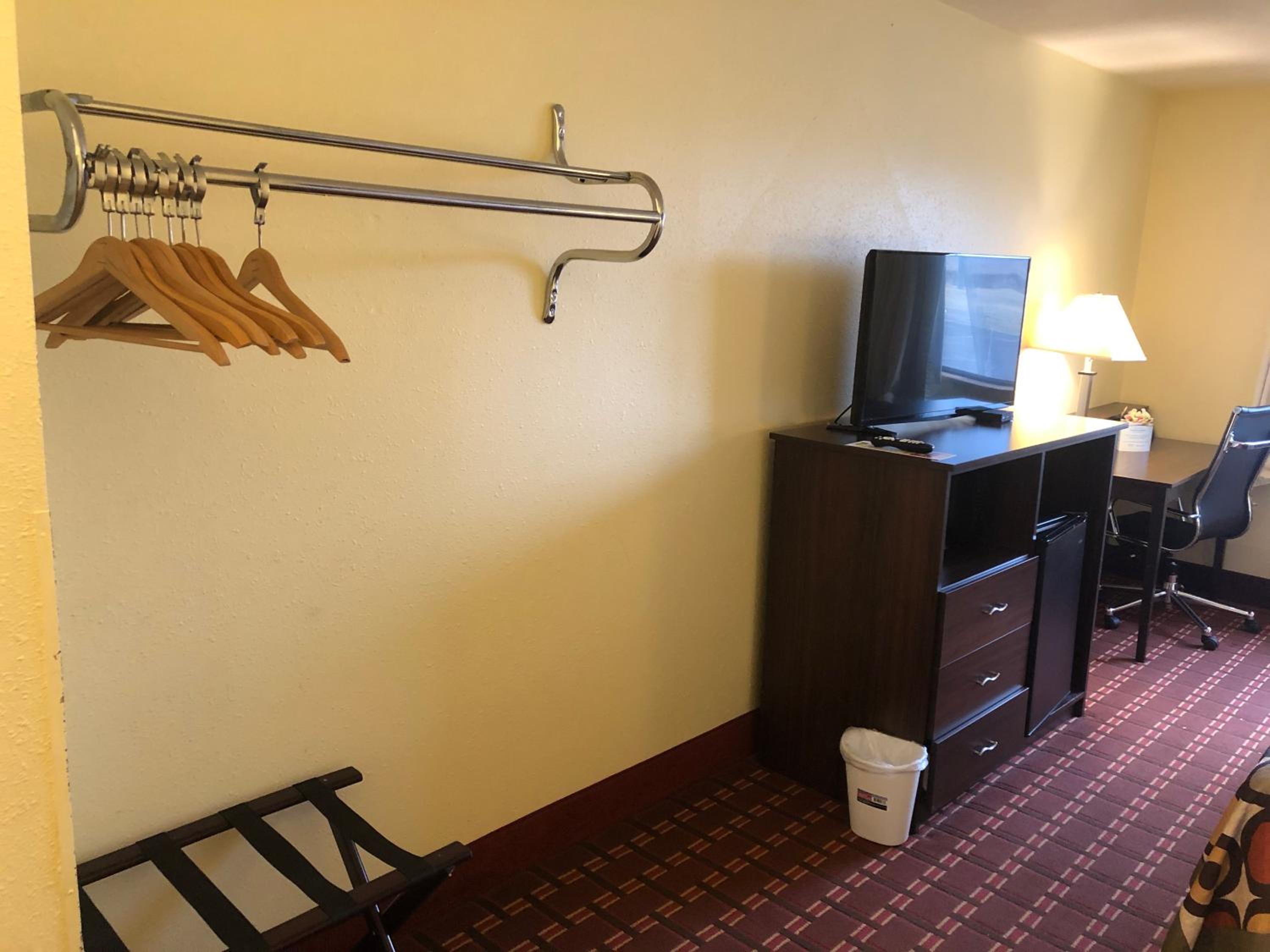 King Room - Non-Smoking - Photo 1