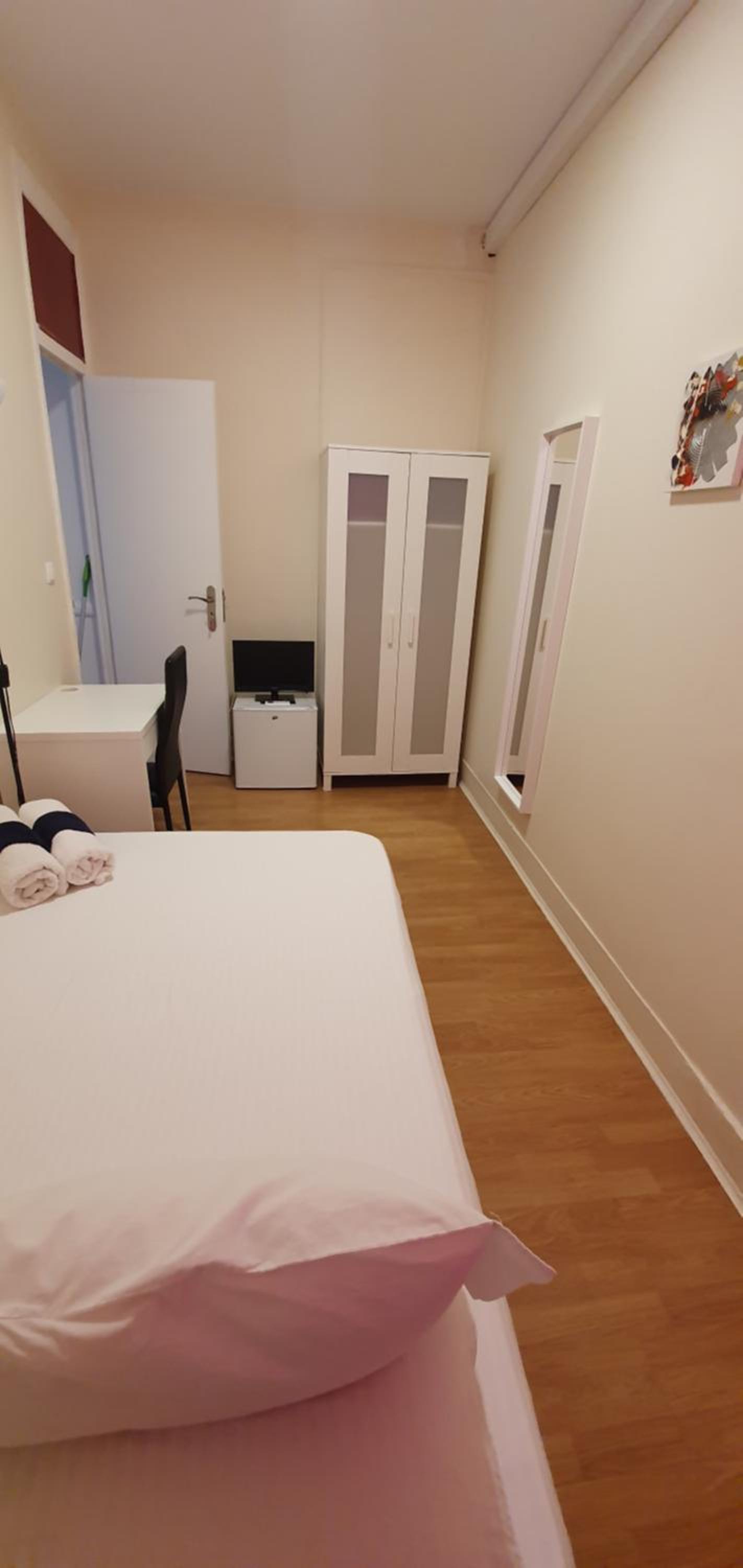 Budget Double Room - Photo 17