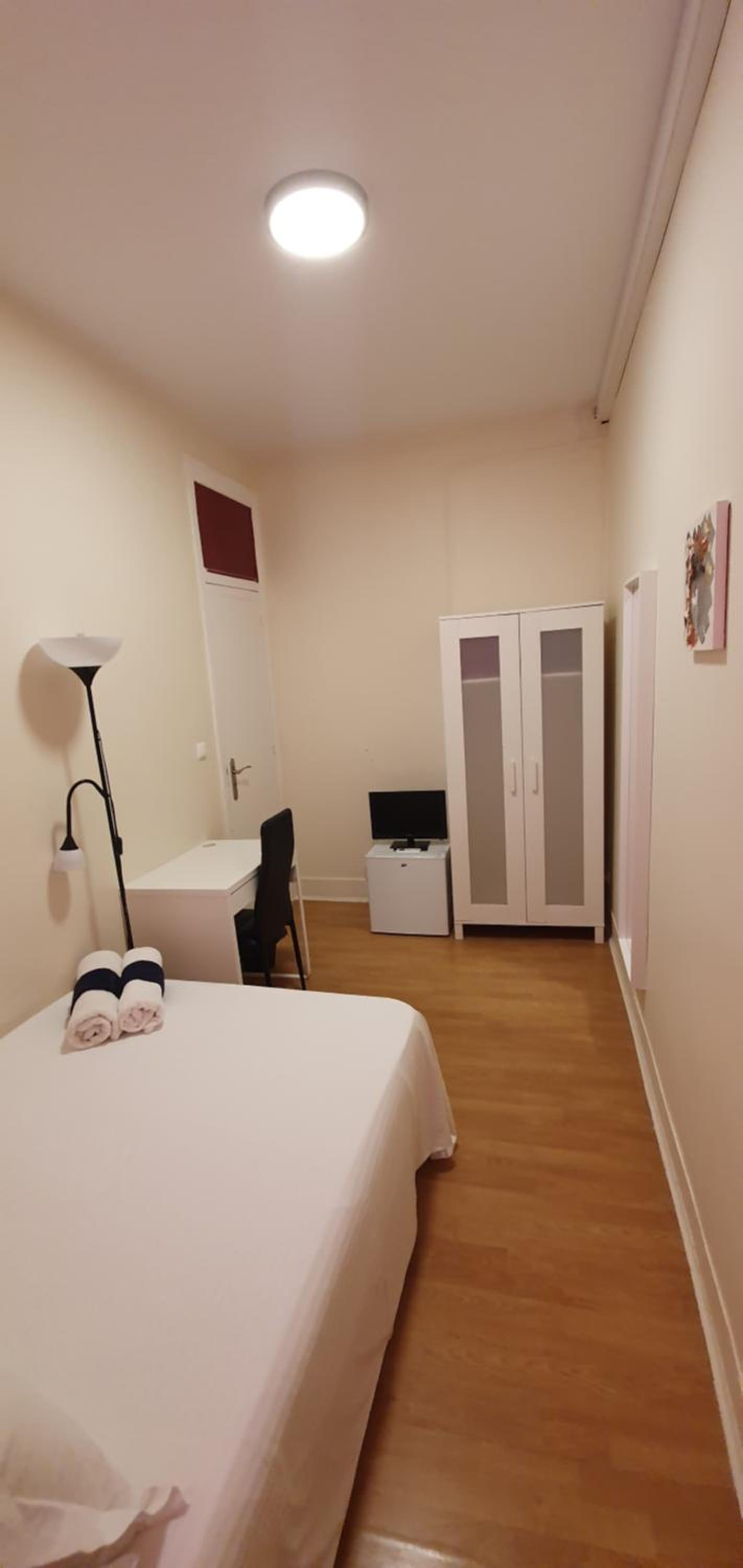 Budget Double Room - Photo 7