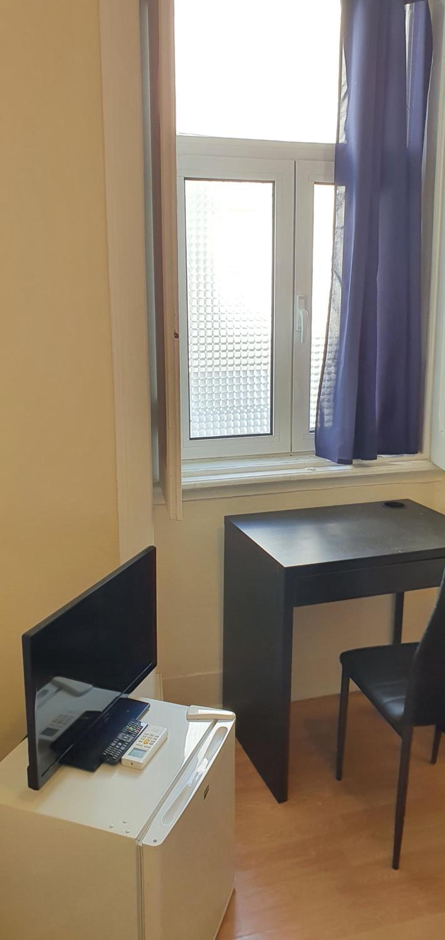 Economy Twin Room - Photo 19