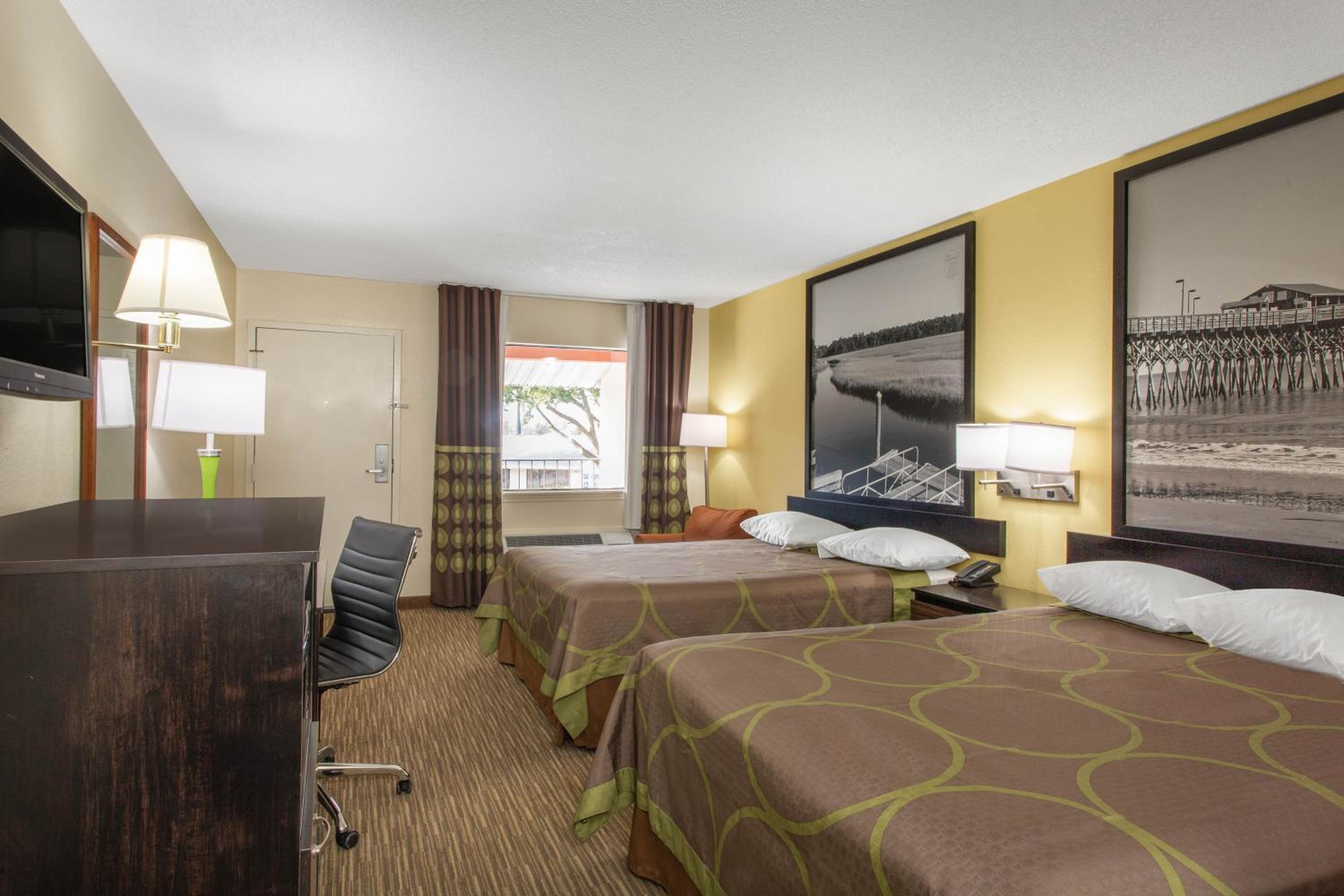 Queen Room with Two Queen Beds - Non-Smoking - Photo 1