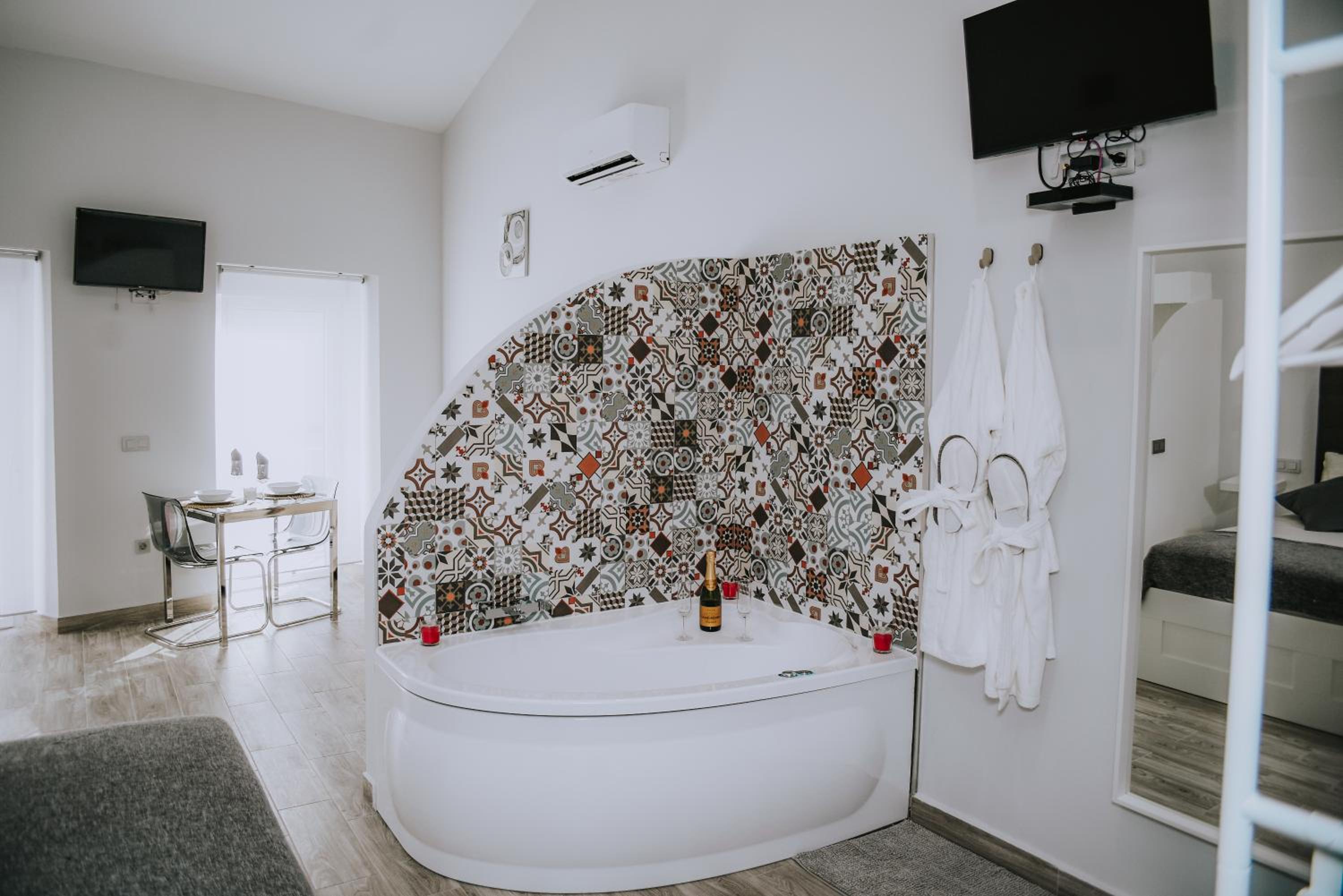 Deluxe Suite with Jacuzzi - Venus - Photo 7