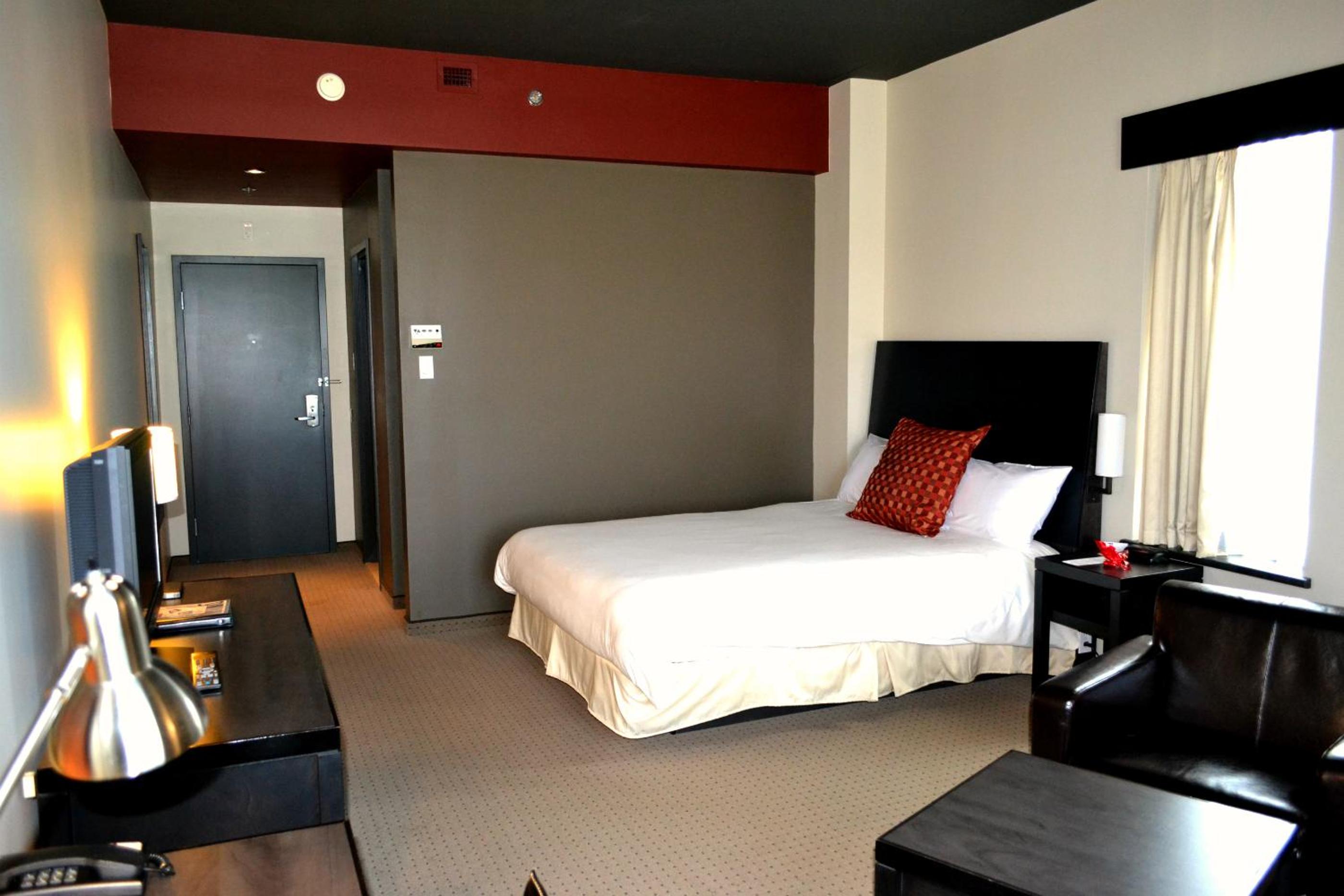 Grand Comfort One Queen Bed Room - Photo 6