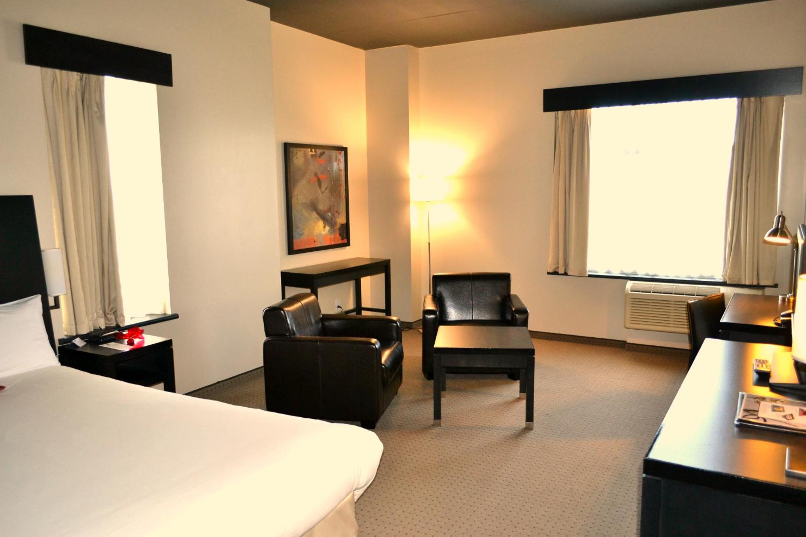 Grand Comfort One Queen Bed Room - Photo 7
