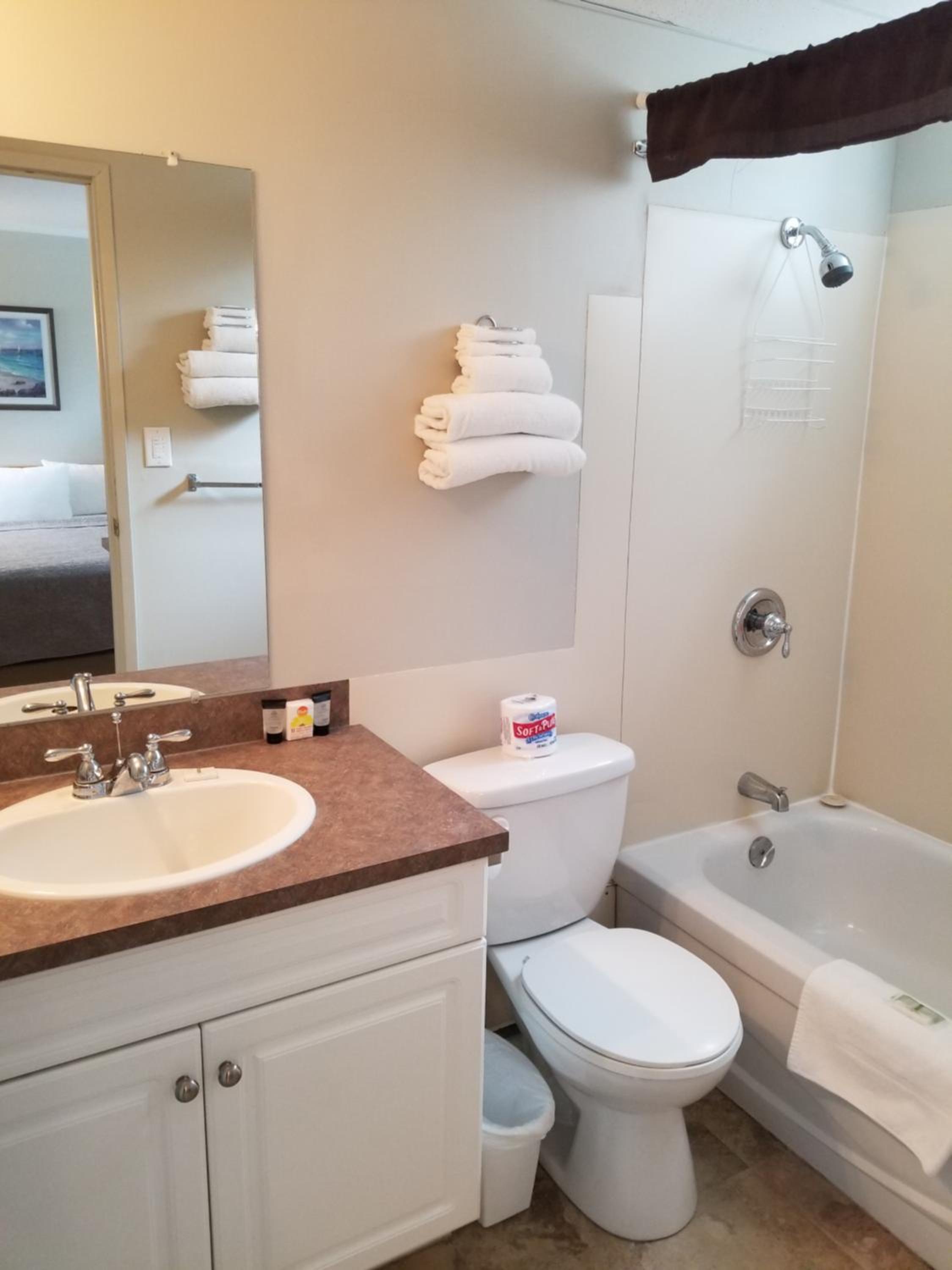 2 Queen Beds - No Kitchen photo 3