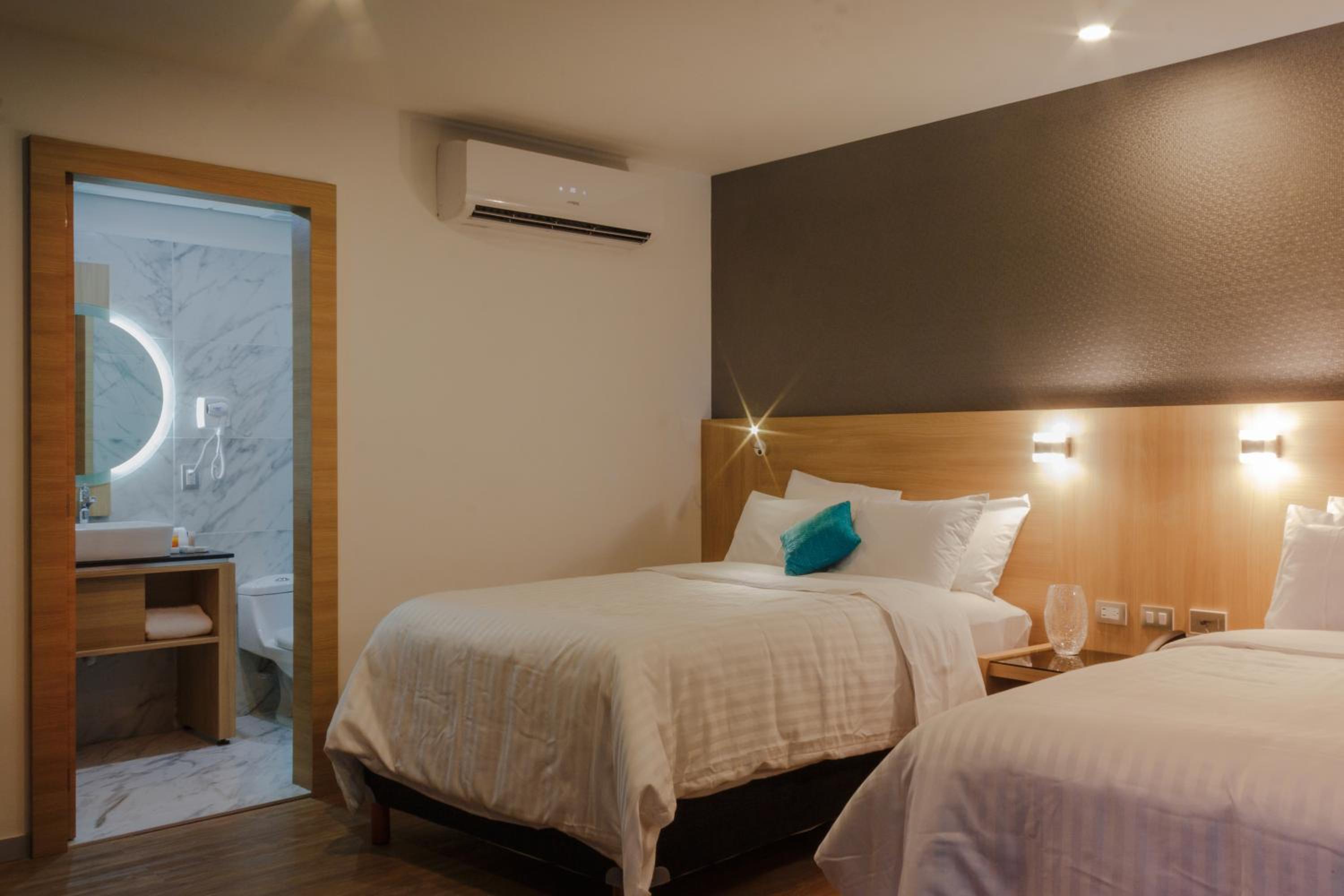 Double Room with Two Double Beds - Photo 7