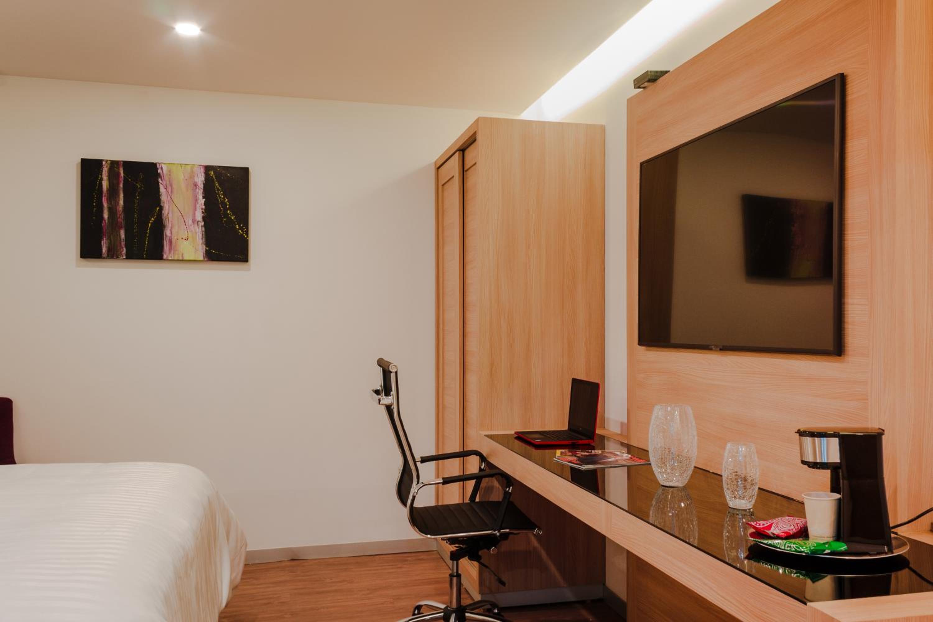 Double Room with Two Double Beds - Photo 2