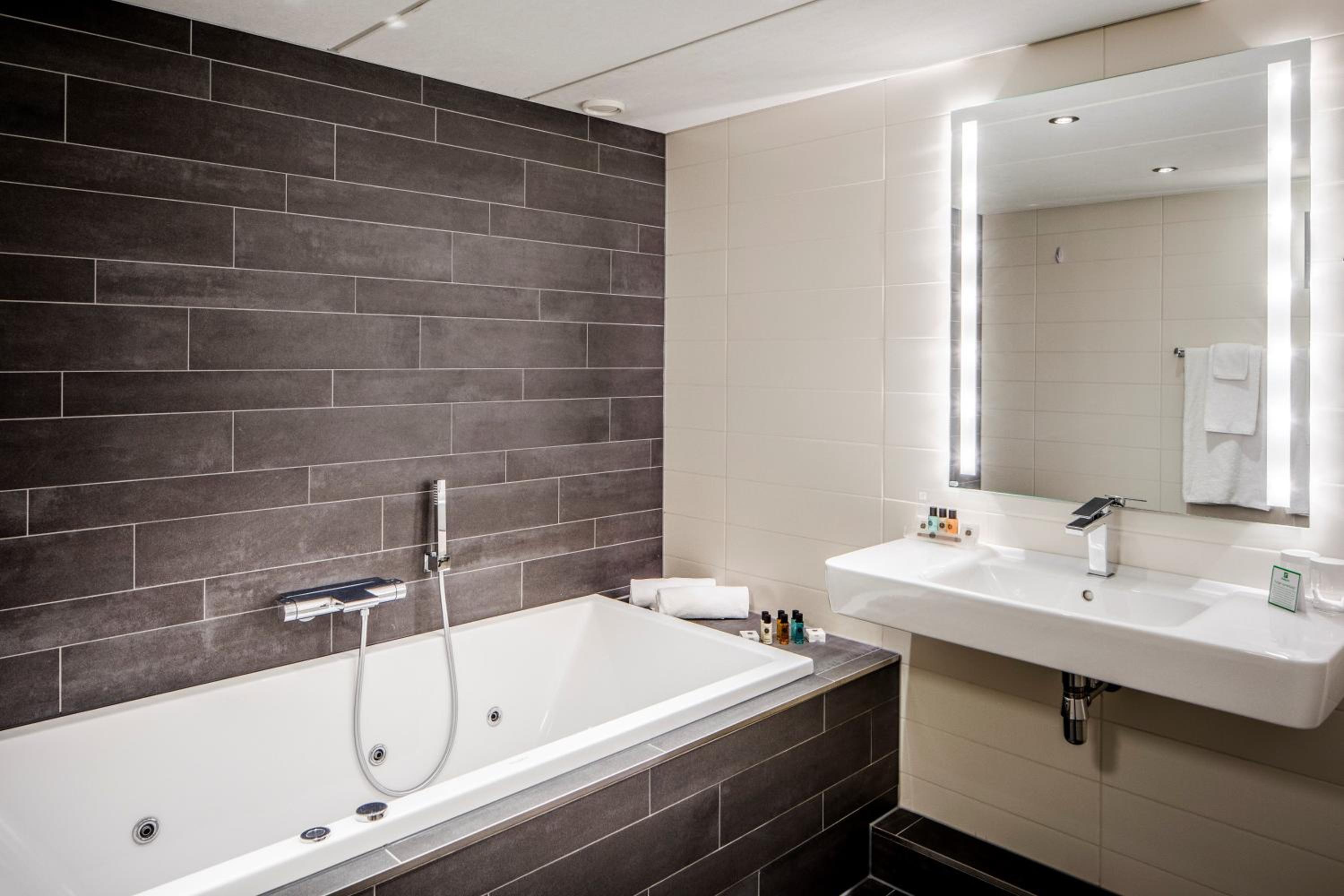 King Suite with City View - Photo 6