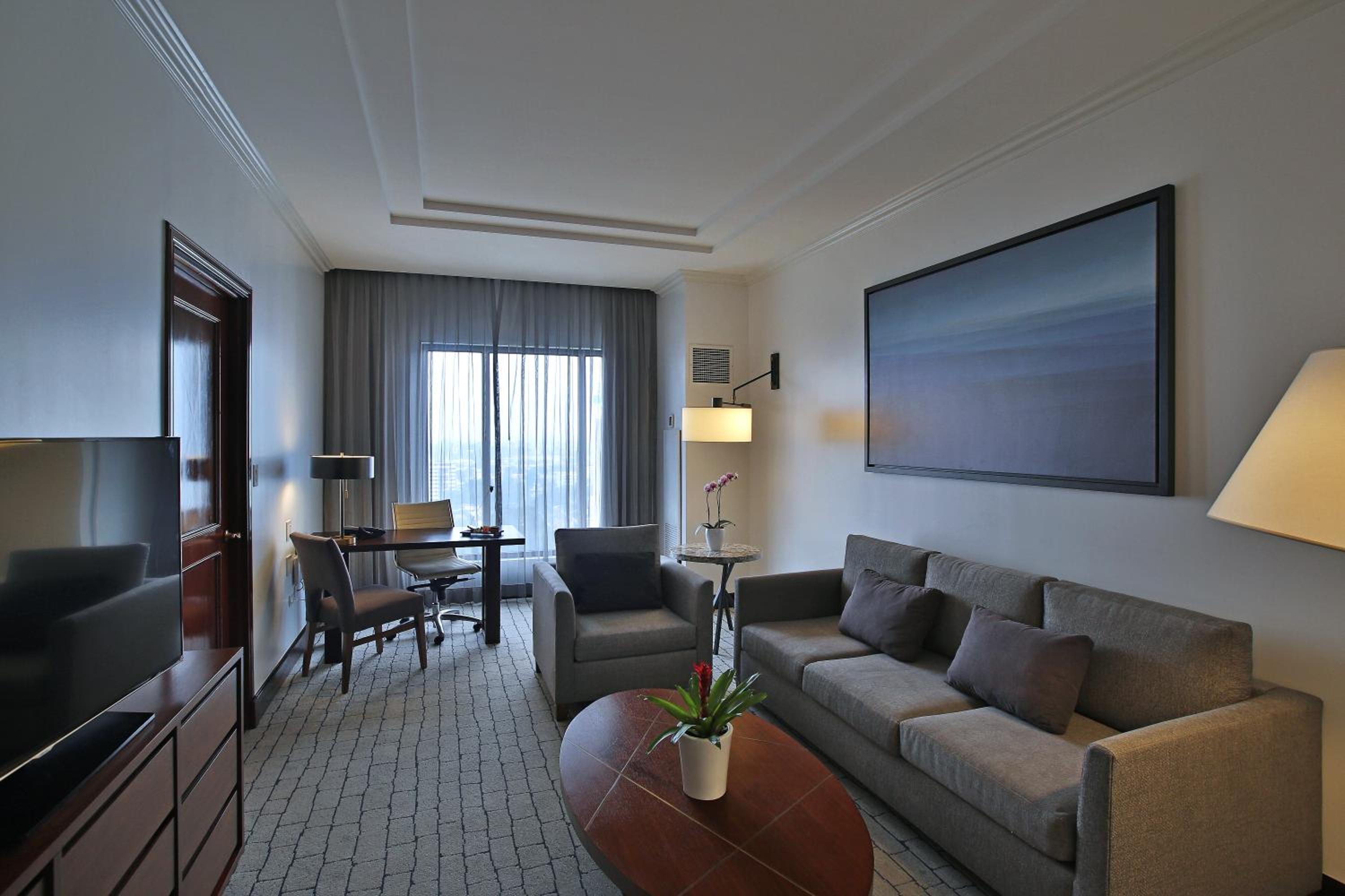 One-Bedroom King Suite with City View - High Floor - Photo 4