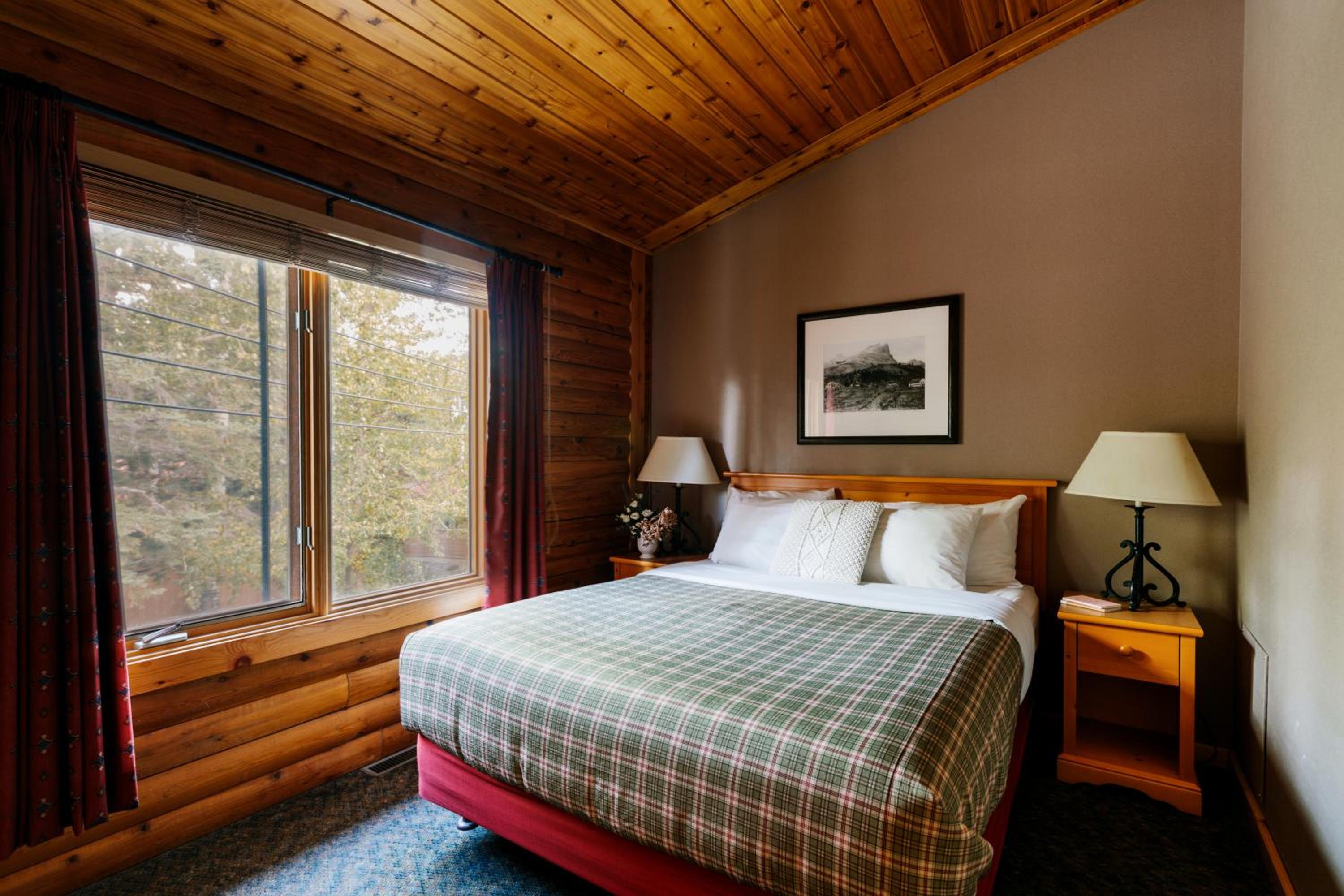 Cedar Lodge - 1 Queen bed with sofa bed - Photo 2
