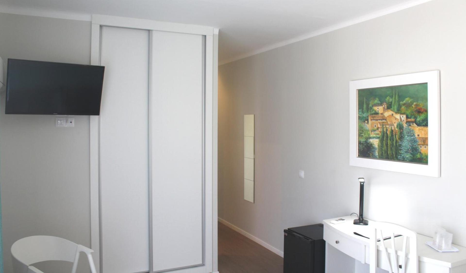 Deluxe Double Room with Side Sea View photo 3