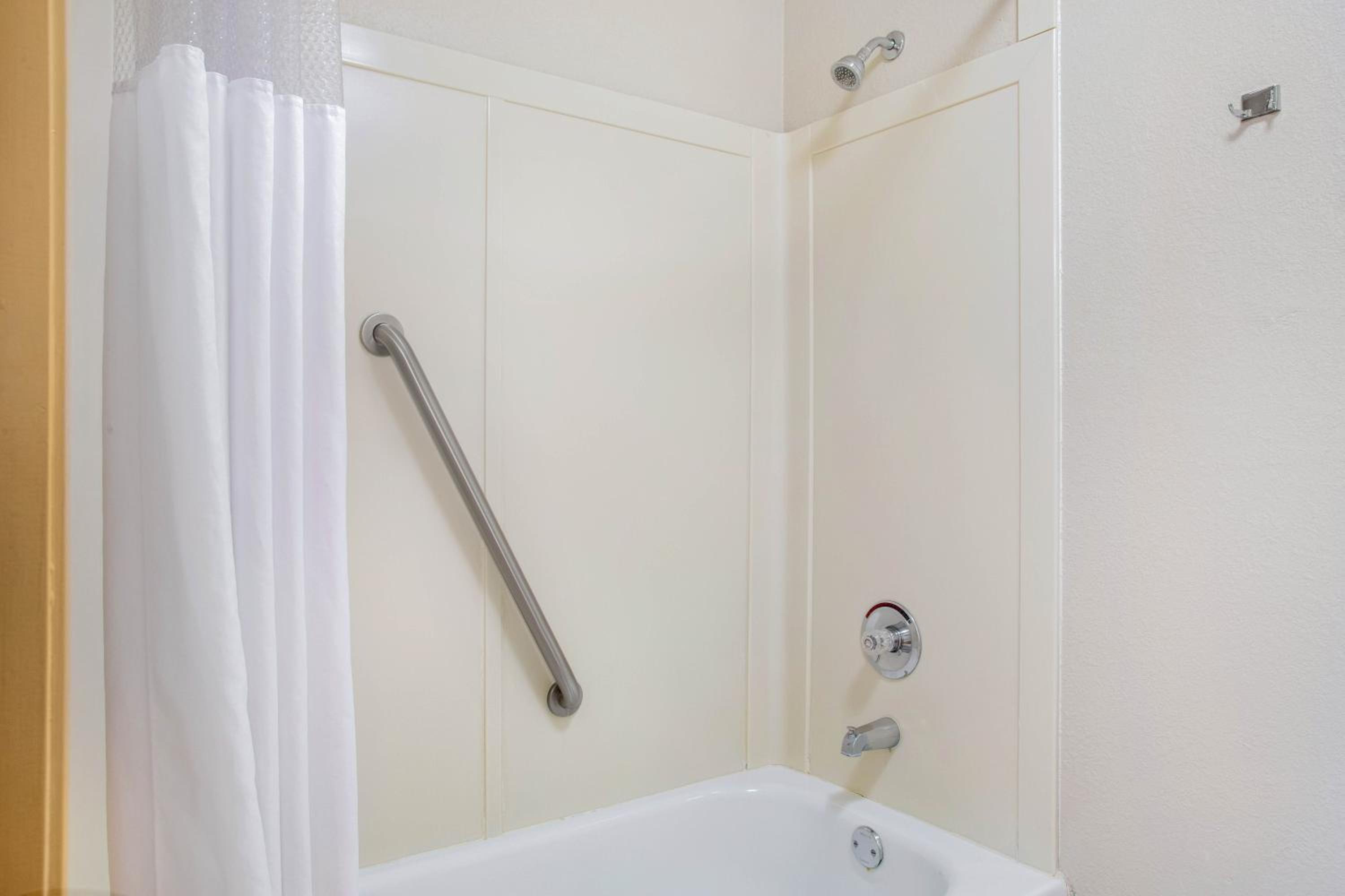 Queen Room with Two Queen Beds - Photo 4