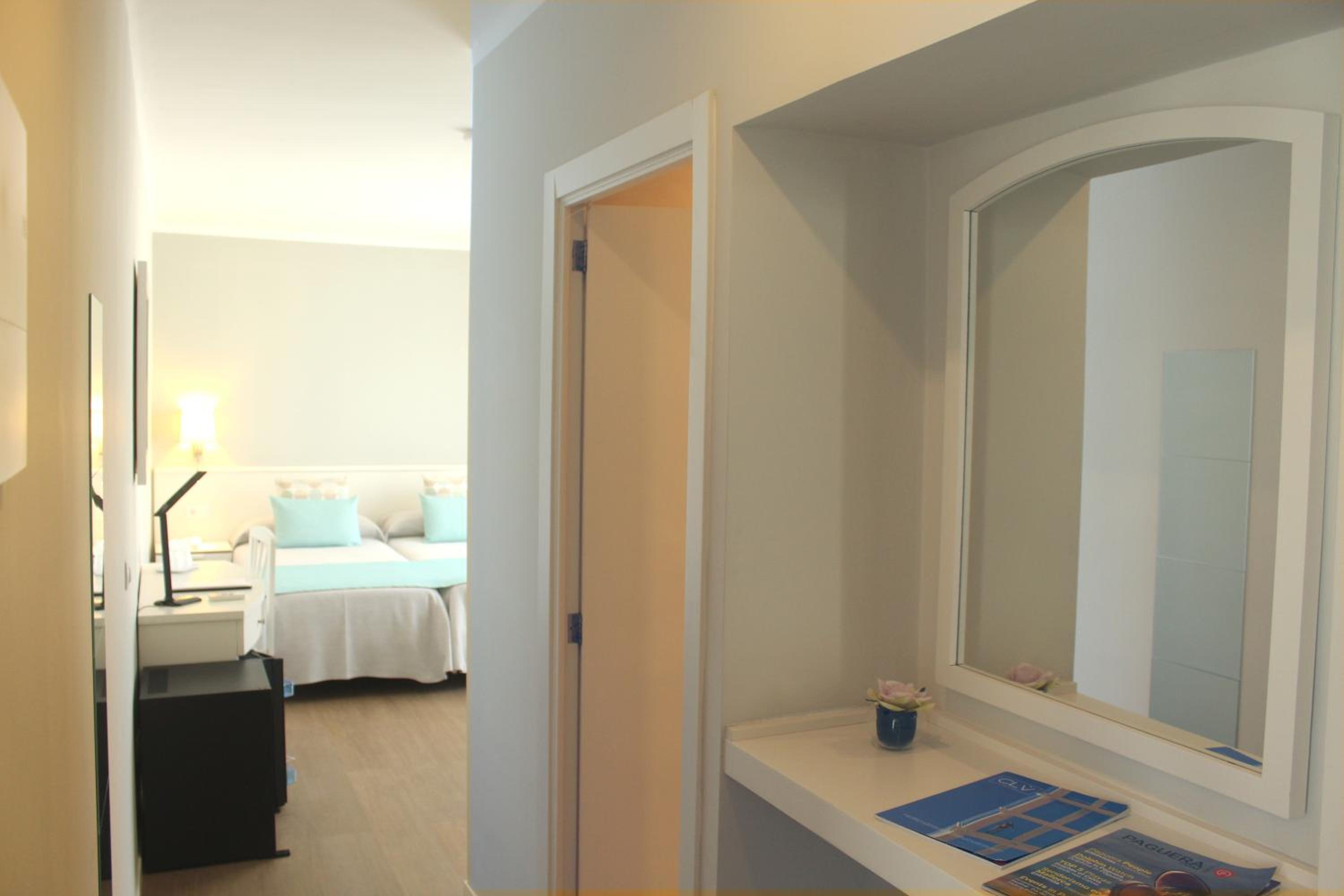 Deluxe Double Room with Side Sea View photo 2