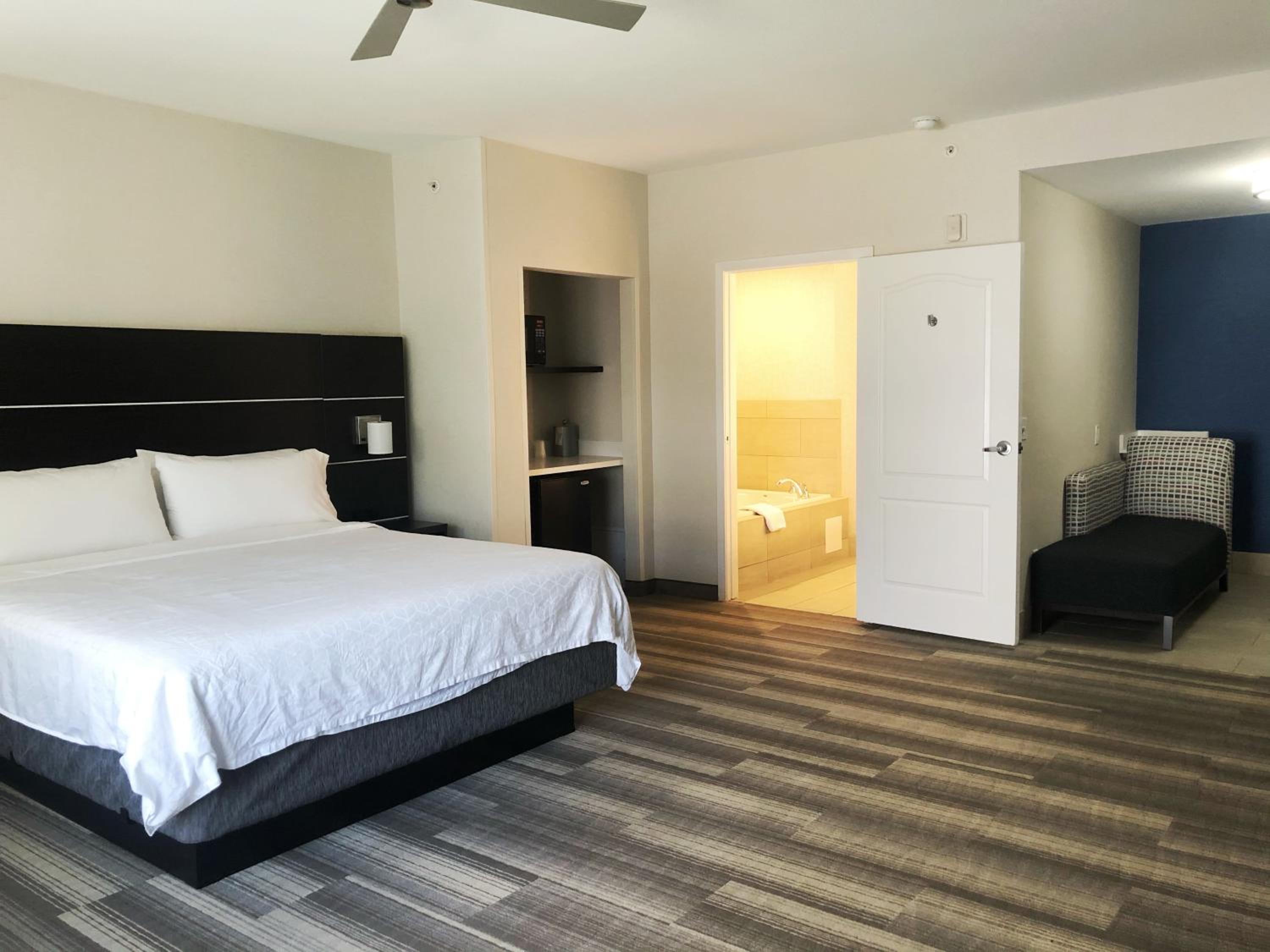King Room with Jetted Tub - Photo 5