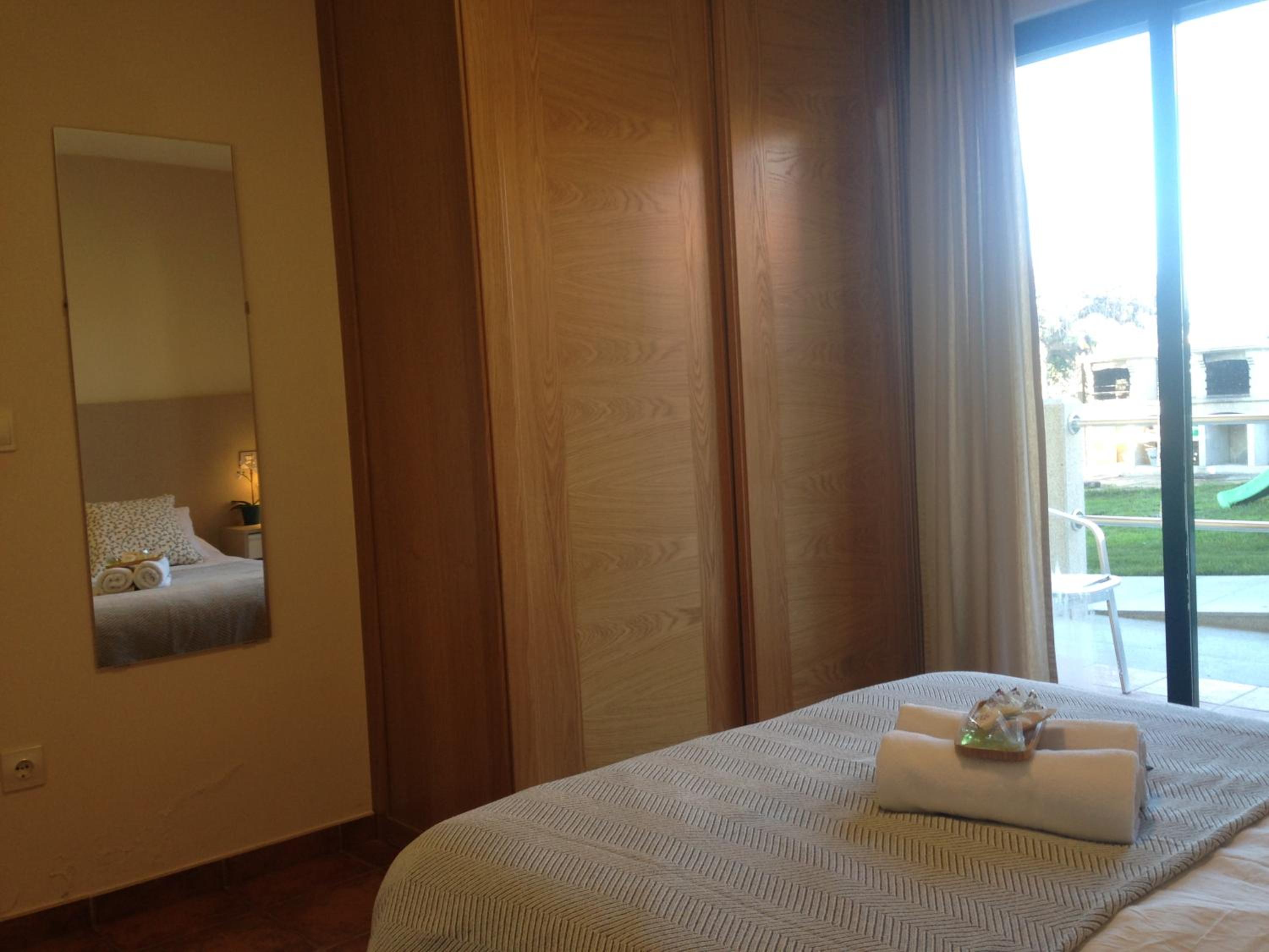 Apartamento de una habitación con terraza y vista al jardín