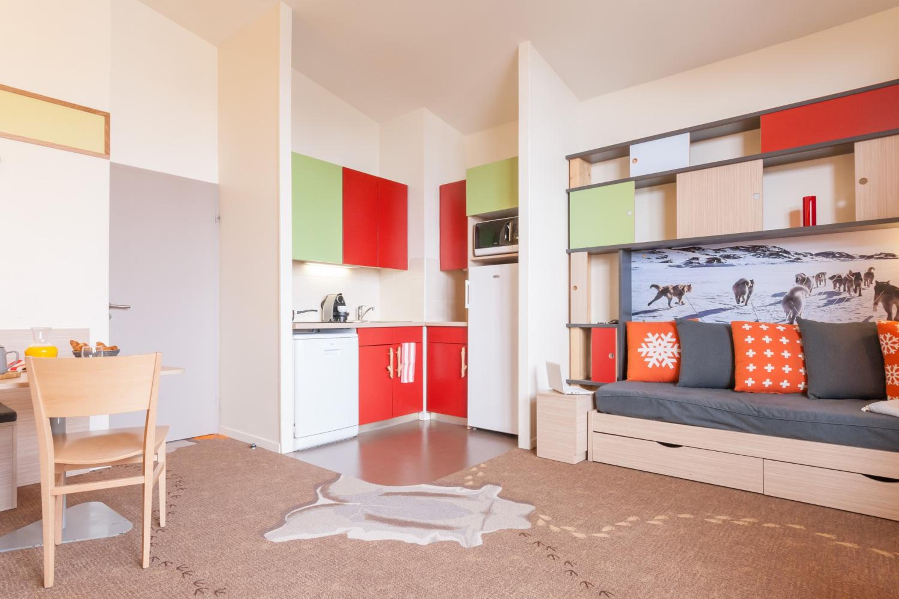One-Bedroom Apartment with Sleeping Alcove and Open Moutain View (7 People) photo 2