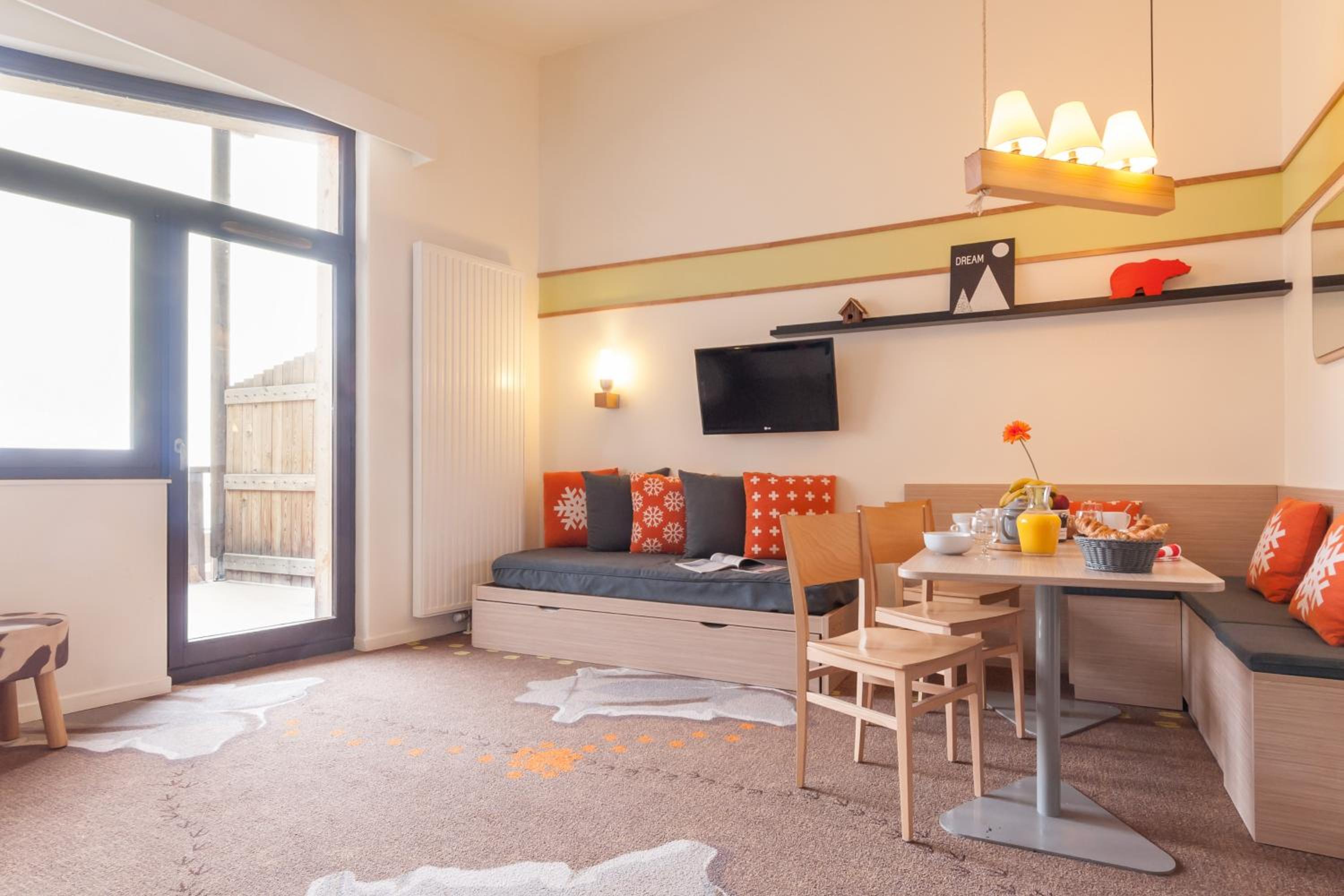 One-Bedroom Apartment with Sleeping Alcove and Open Moutain View (7 People) photo 1