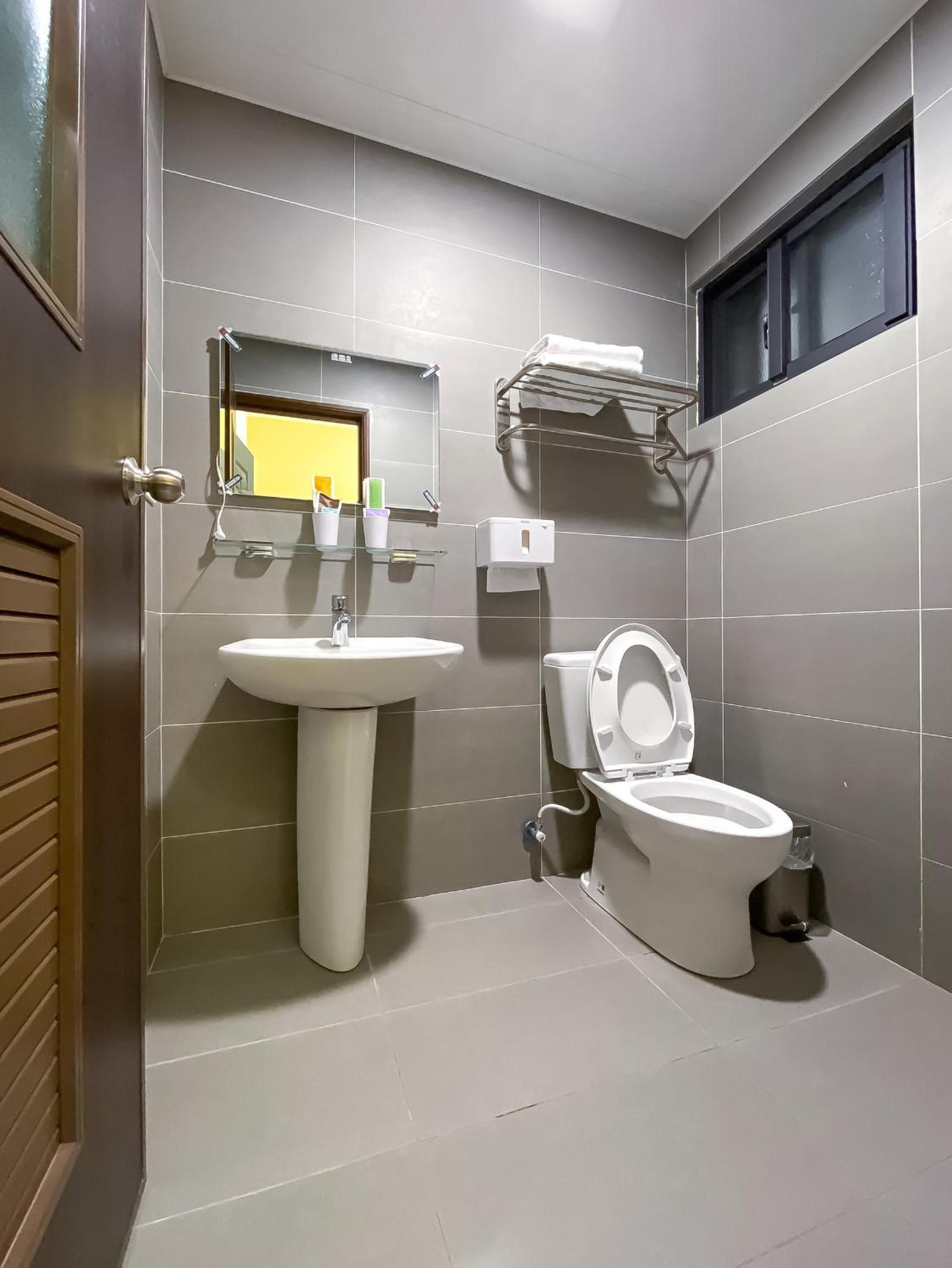 Double Room with Private Bathroom - Photo 58