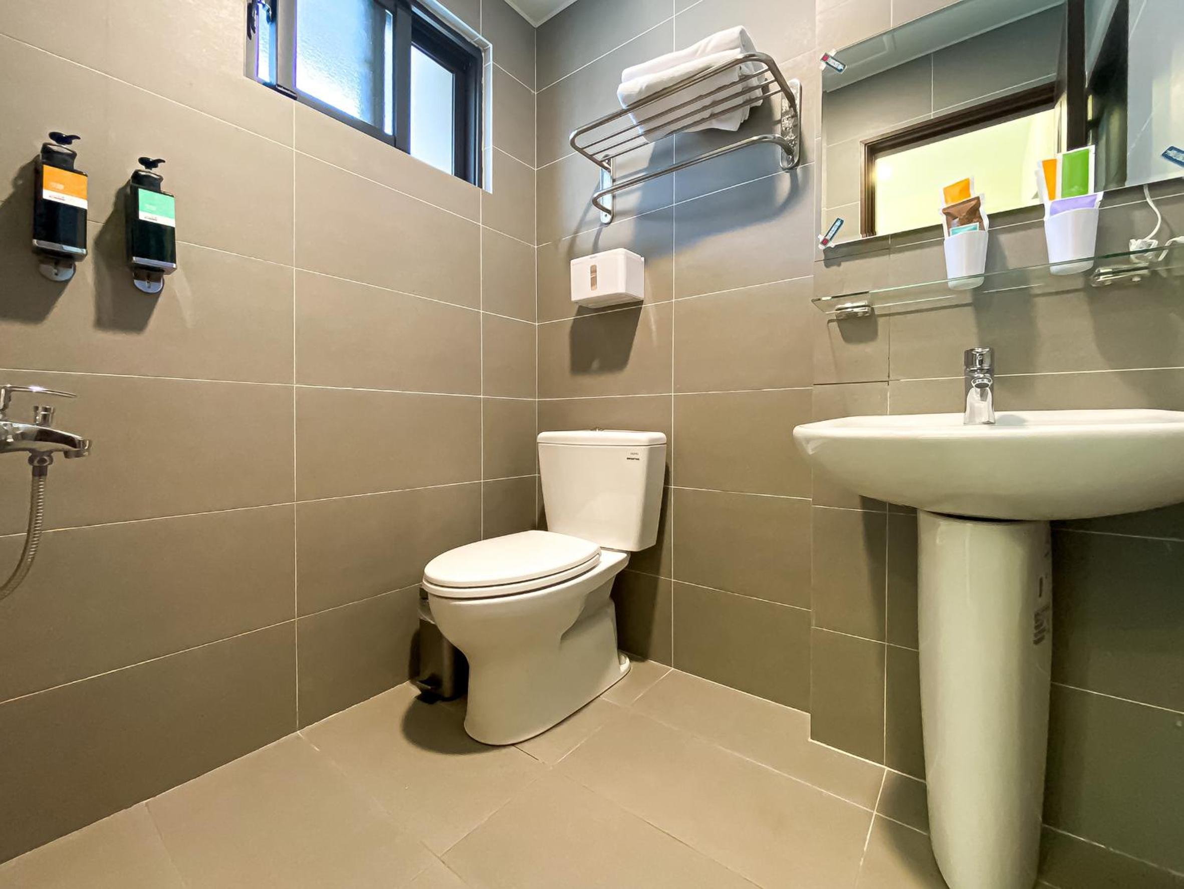 Double Room with Private Bathroom - Photo 31