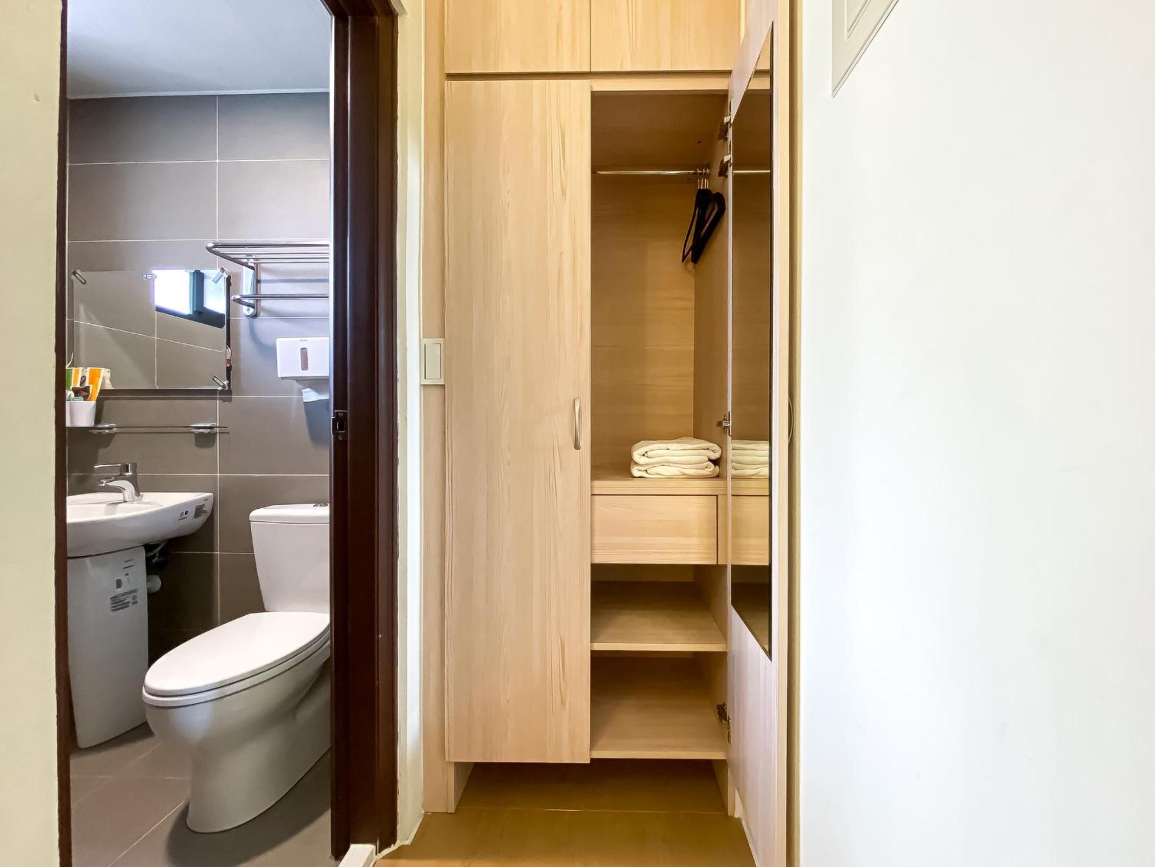 Double Room with Private Bathroom - Photo 30